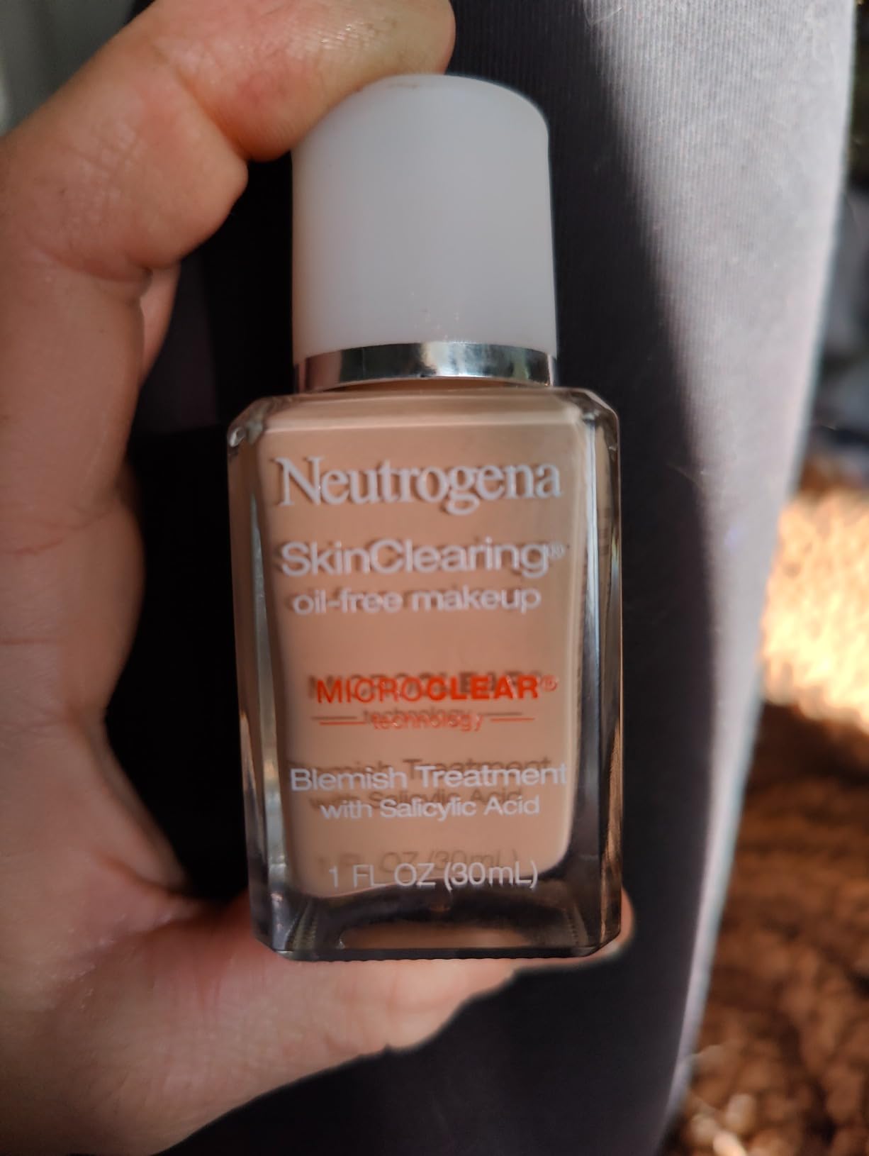 Neutrogena SkinClearing Oil-Free Acne and Blemish Fighting Liquid Foundation with .5% Salicylic Acid Acne Medicine, Shine Controlling Makeup for Acne Prone Skin, 10 Classic Ivory, 1 fl. oz customer photo 1