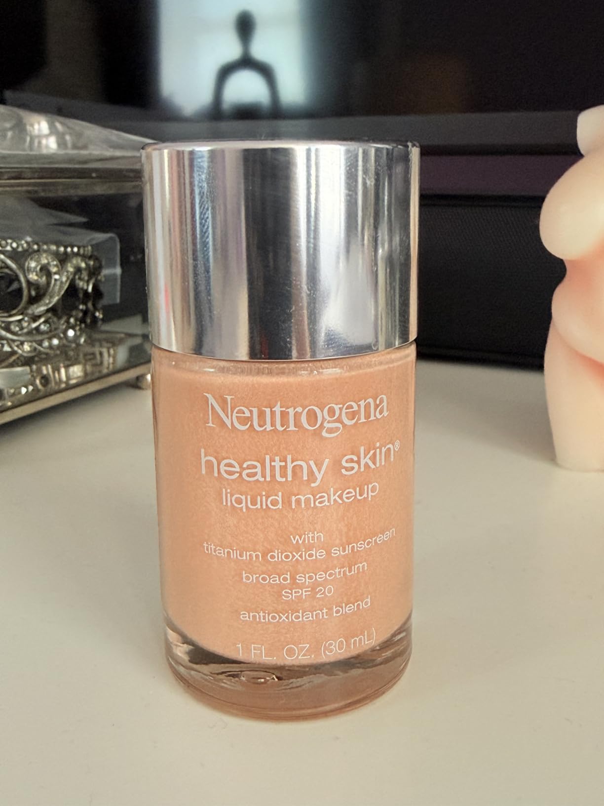Neutrogena Healthy Skin Liquid Foundation Makeup with Broad Spectrum SPF 20 Sunscreen, Lightweight, Medium Coverage Makeup with Sunscreen and Pro-Vitamin B5, Natural Ivory 20, 1 fl. oz customer photo 1