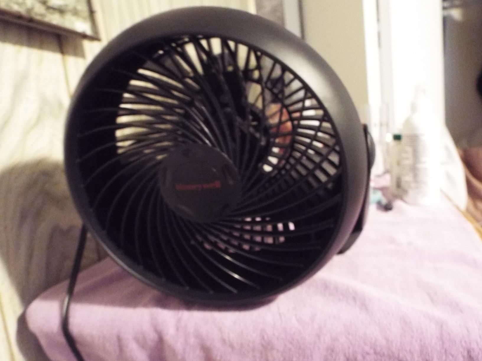 Honeywell TurboForce Air Circulator, Small Tabletop Fan, Quiet Personal Fan for Home or Office, 3 Speeds, 90 Degree Pivoting Head, White, HT-904 customer photo 1
