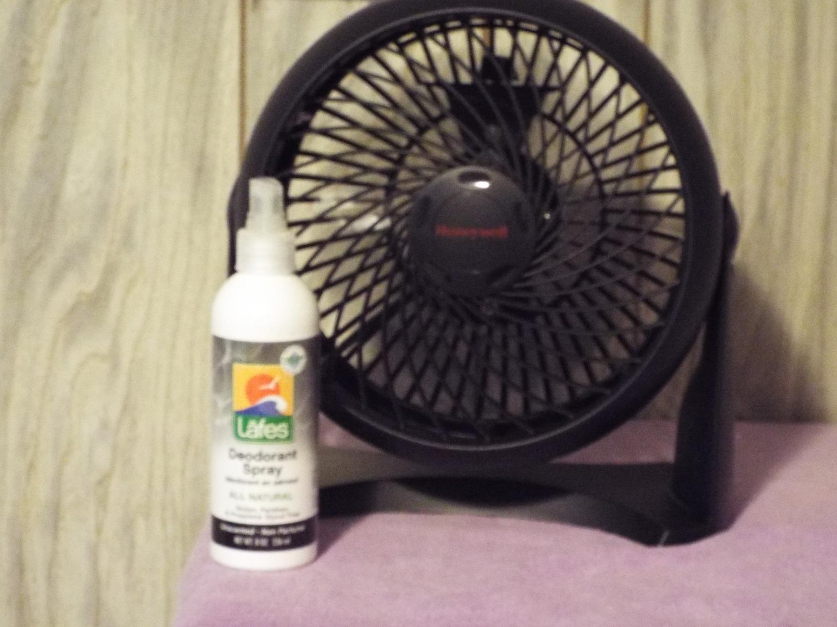 Honeywell TurboForce Air Circulator, Small Tabletop Fan, Quiet Personal Fan for Home or Office, 3 Speeds, 90 Degree Pivoting Head, White, HT-904 customer photo 2