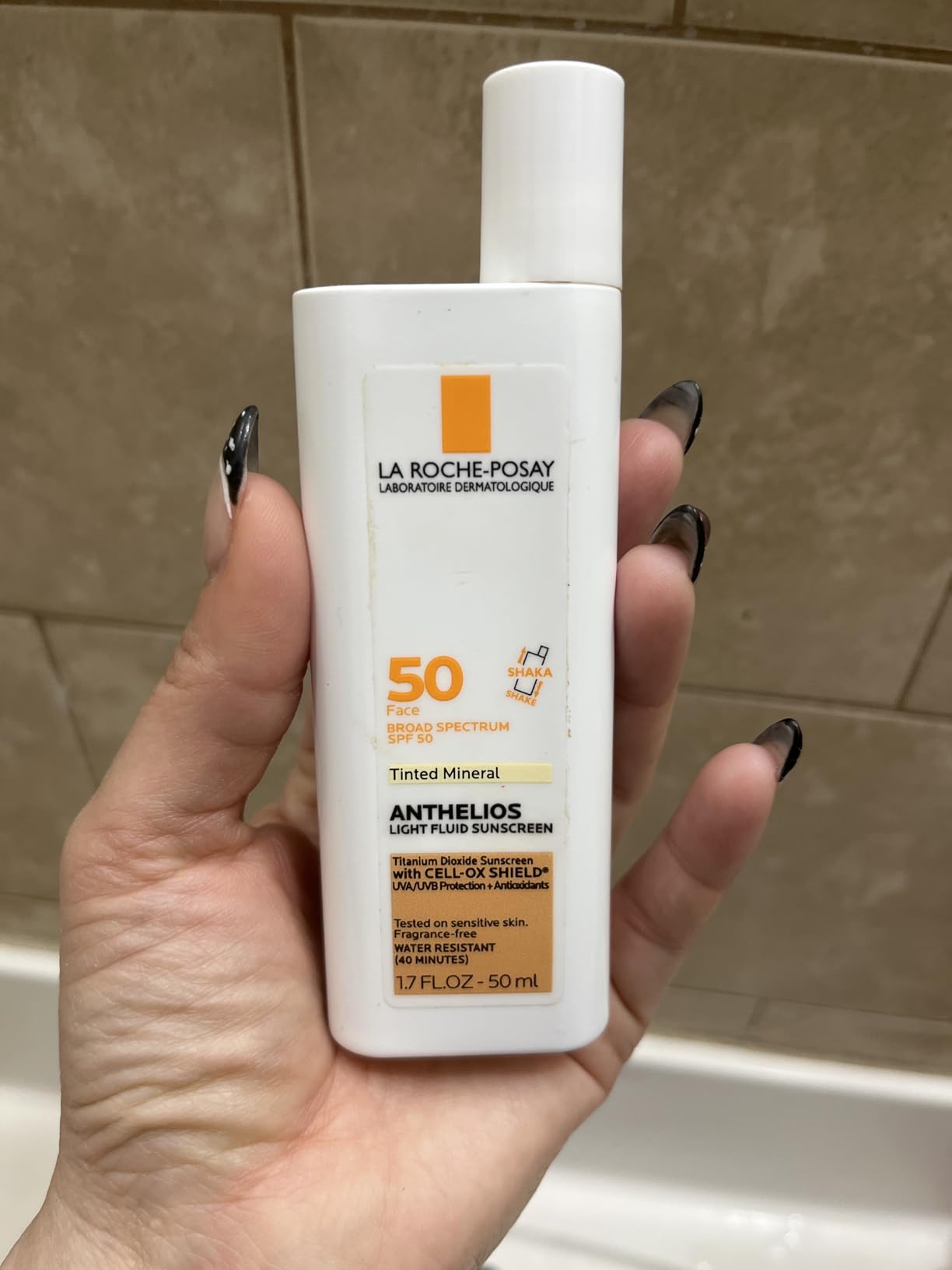 La Roche-Posay Anthelios Sunscreen SPF 40, Ultra-Light Fluid Broad Spectrum SPF 40, Face Sunscreen with Titanium Dioxide Mineral, Lightweight & Fast-Absorbing, Oil-Free, Matte Finish customer photo 2