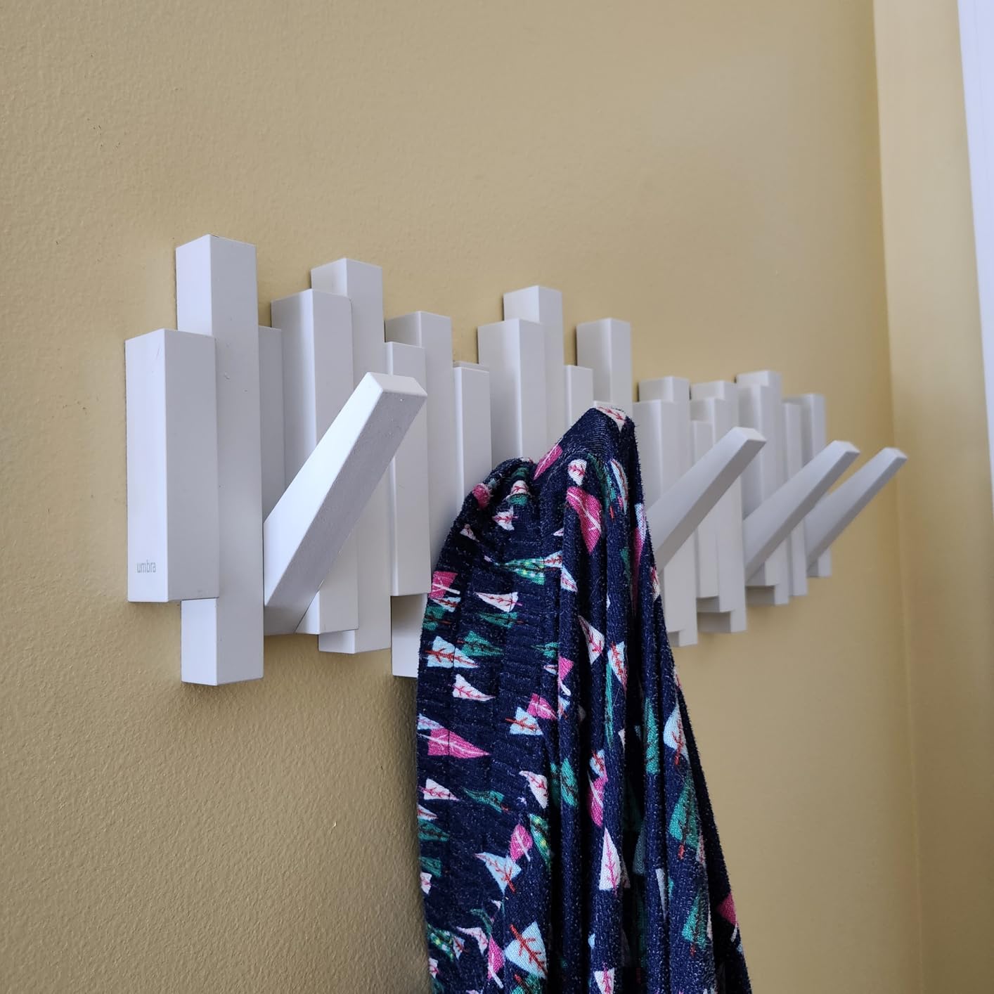 Umbra Sticks Wall-Mounted Coat Rack Rail Hook with 5 Retractable Pegs - Modern, Space-Saving Storage Organizer, Black customer photo 2