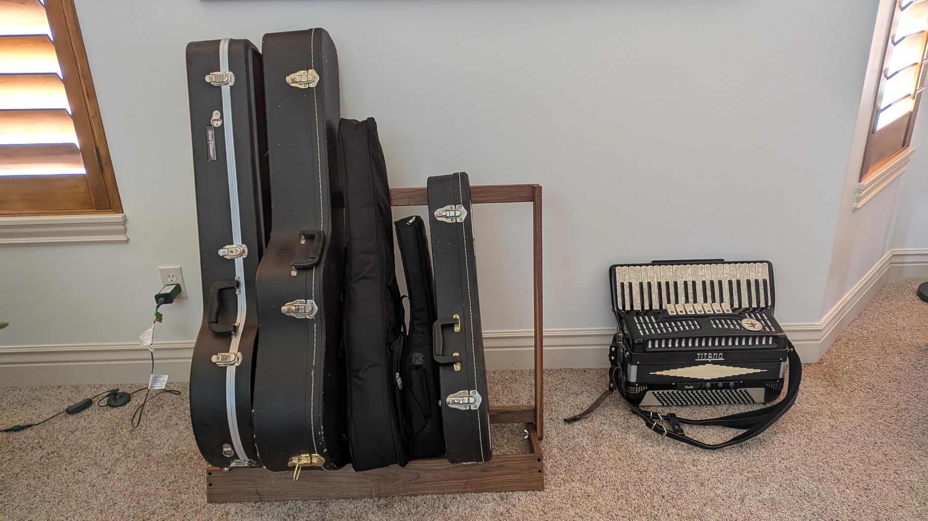 String Swing CC29 Folding Hardwood Guitar Case Rack customer photo 1