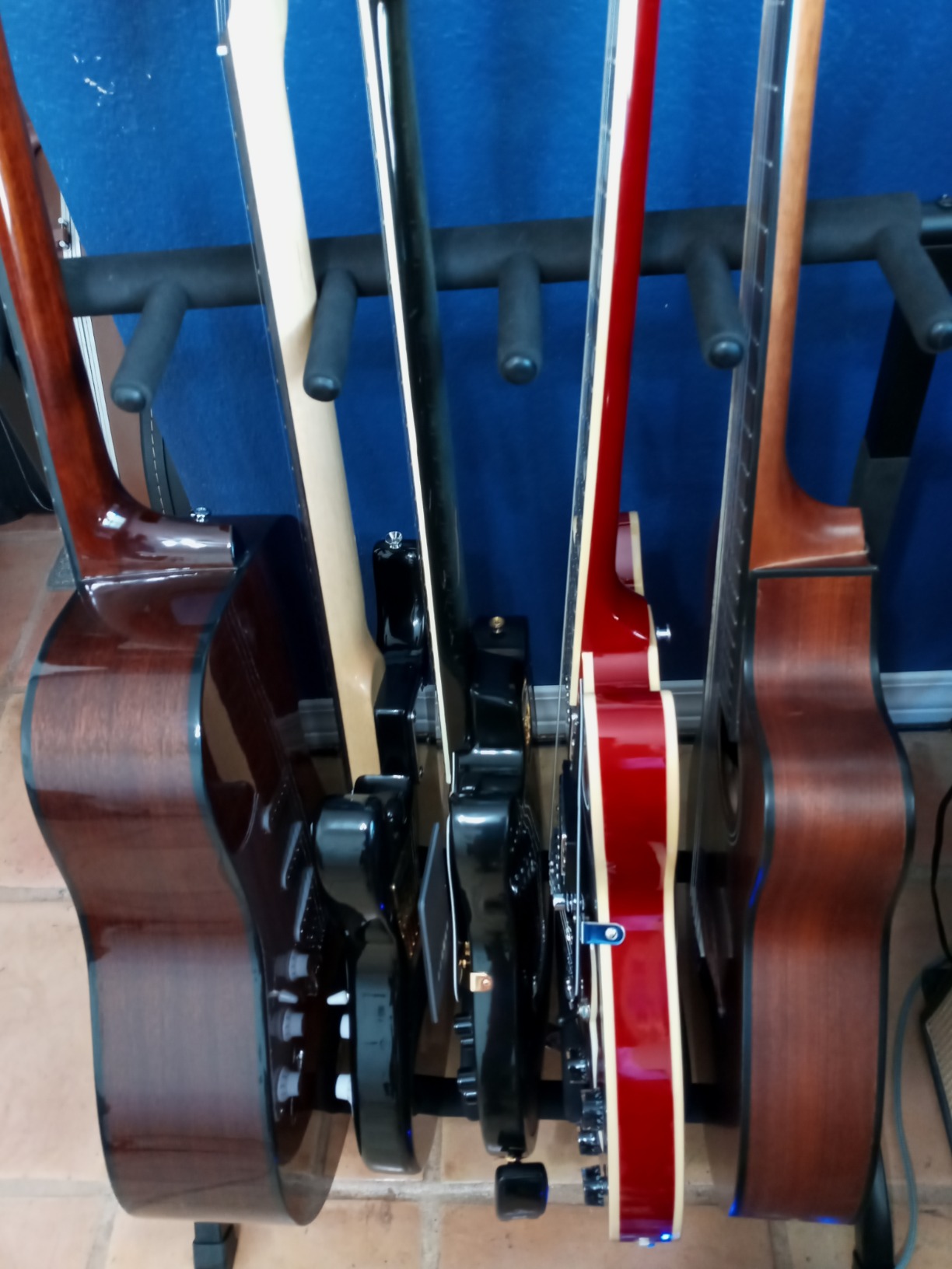 On-Stage GS7561 Five-Space Foldable Multi-Guitar Rack (Storage and Display for 5 Acoustic, Electric, and Bass Guitars) customer photo 2