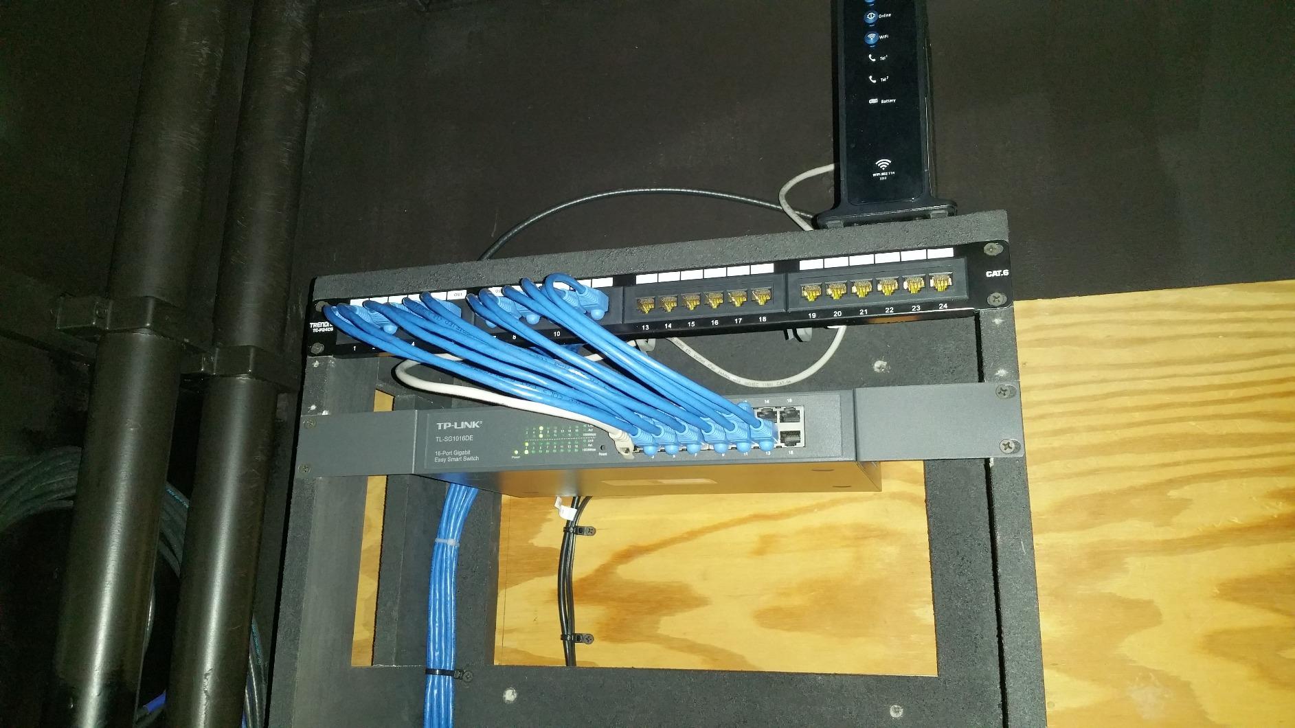 TP-Link 16 Port Gigabit Switch Easy Smart Managed Plug & Play Desktop/Rackmount Sturdy Metal w/ Shielded Ports Support QoS, Vlan, IGMP & Link Aggregation (TL-SG1016DE),Black customer photo 1