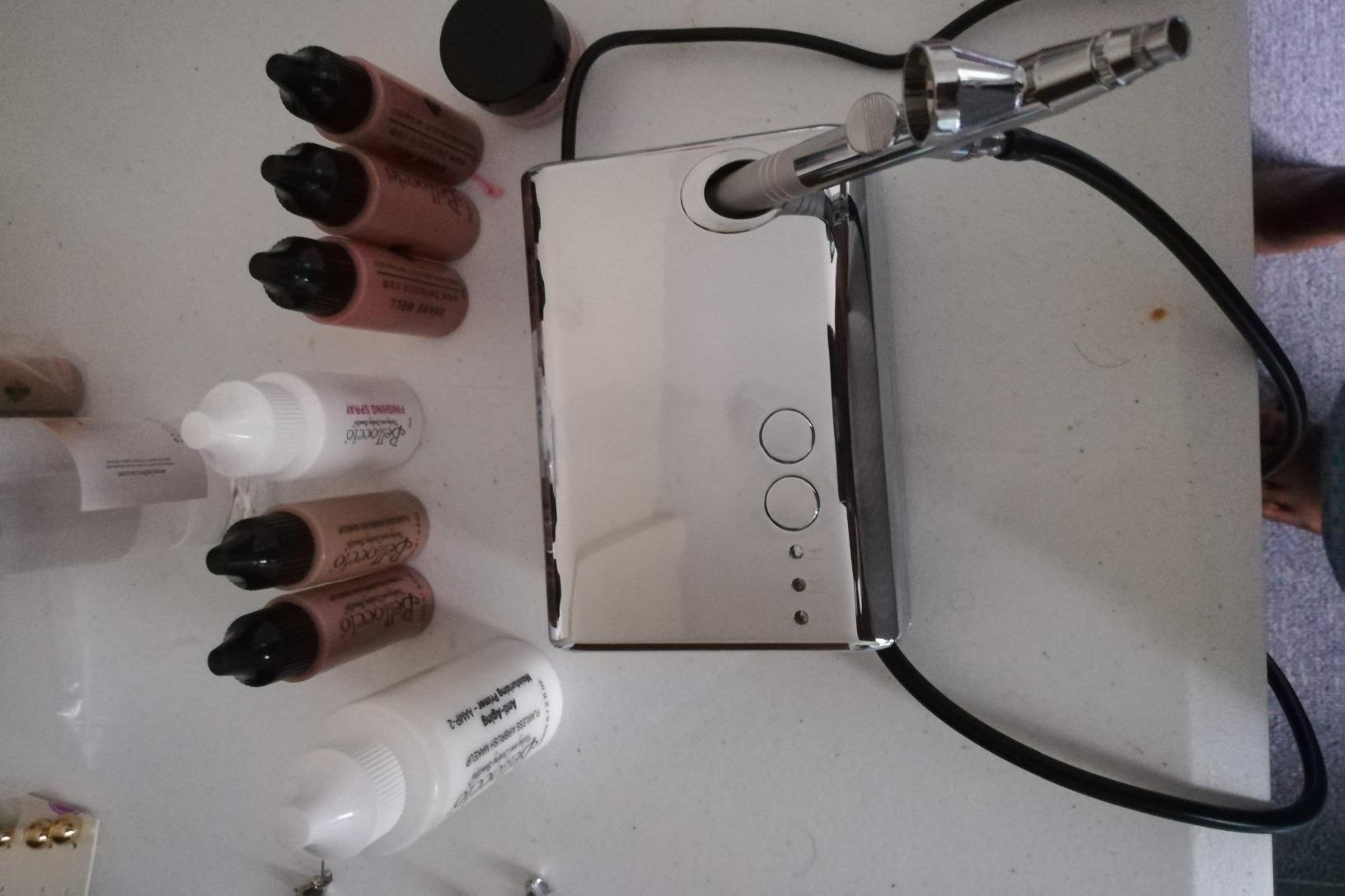 Belloccio Professional Beauty Deluxe Airbrush Cosmetic Makeup System with 4 Medium Shades of Foundation in 1/2 oz Bottles - Kit includes Blush, Bronzer and Highlighters customer photo 1