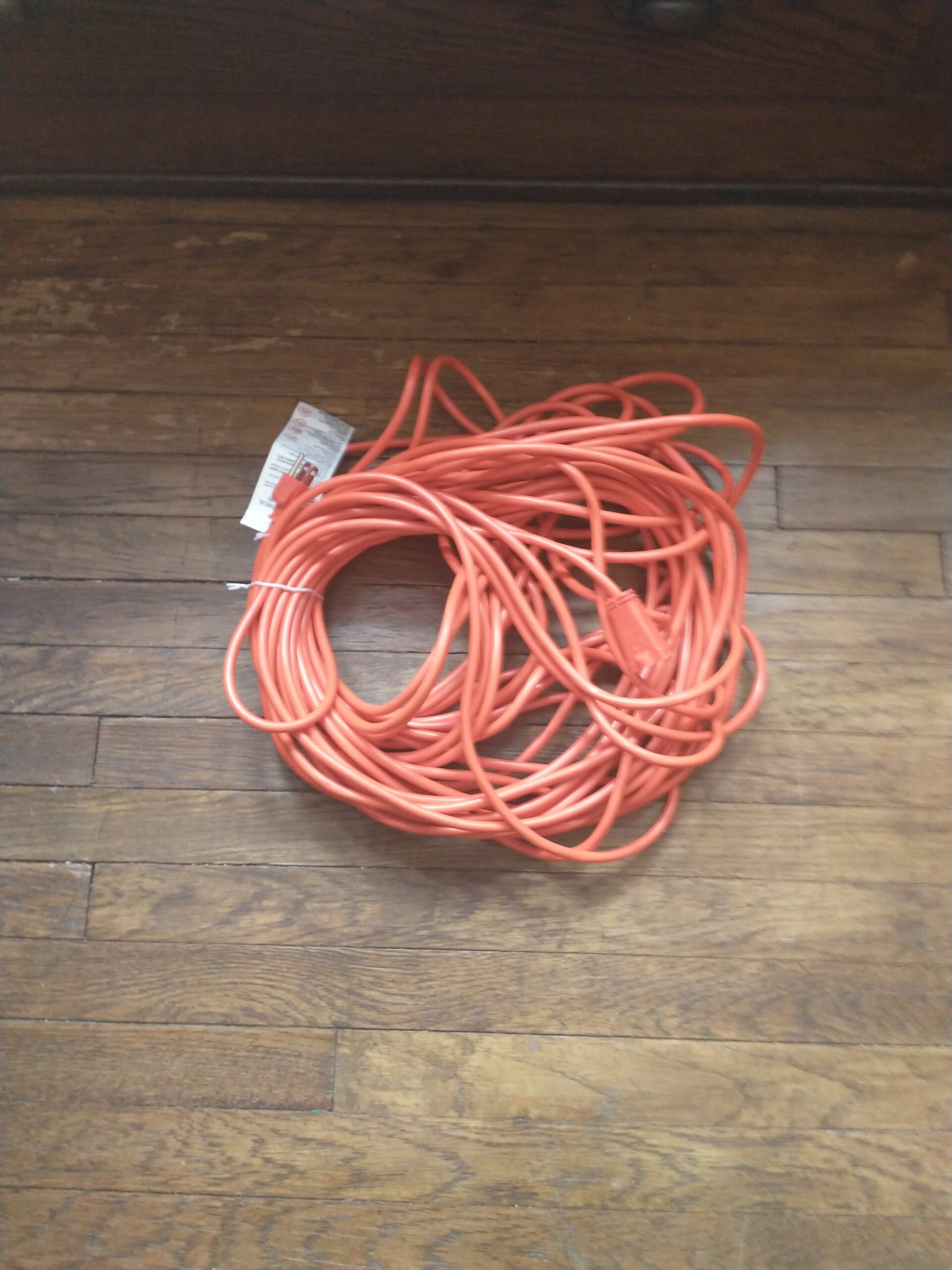 Amazon Basics 50-Foot 3-Prong Indoor/Outdoor Extension Cord, Heavy-Duty, 13 Amps, 1625 Watts, 125 VAC, Orange customer photo 2