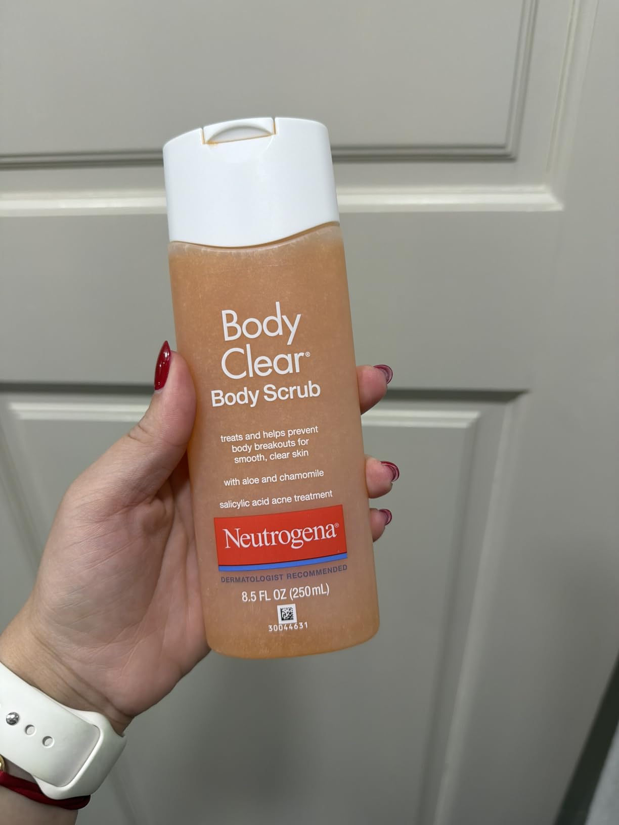 Neutrogena Body Clear Acne Body Wash and Exfoliating Body Scrub, 2% Salicylic Acid Cleanser, Chest, Shoulder & Back Acne Treatment, Non-Comedogenic, Oil-Free Shower Gel, 8.5 fl oz customer photo 1