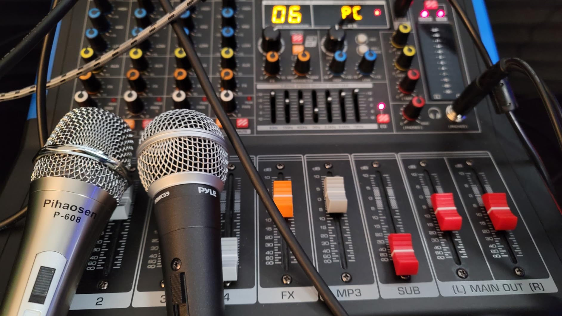Pyle Professional Dynamic Vocal Microphone - Moving Coil Dynamic Cardioid Unidirectional Handheld Microphone with ON/OFF Switch Includes 15ft XLR Audio Cable to 1/4'' Audio Connection - PDMIC59 customer photo 2
