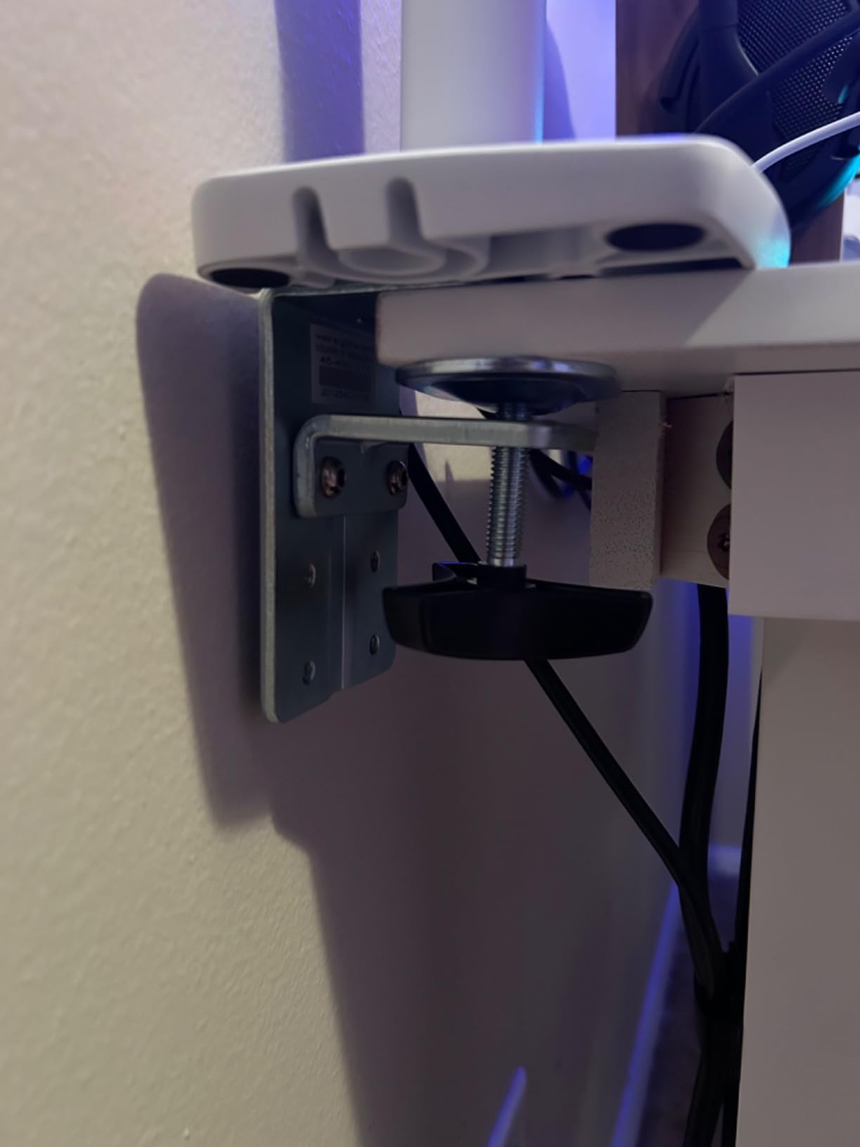 Ergotron LX Monitor Arm, Single Monitor Desk Mount fits Flat Curved Ultrawide Computer Monitors up to 34 Inches, 7 to 25 lbs, VESA 75x75mm or 100x100mm White customer photo 1