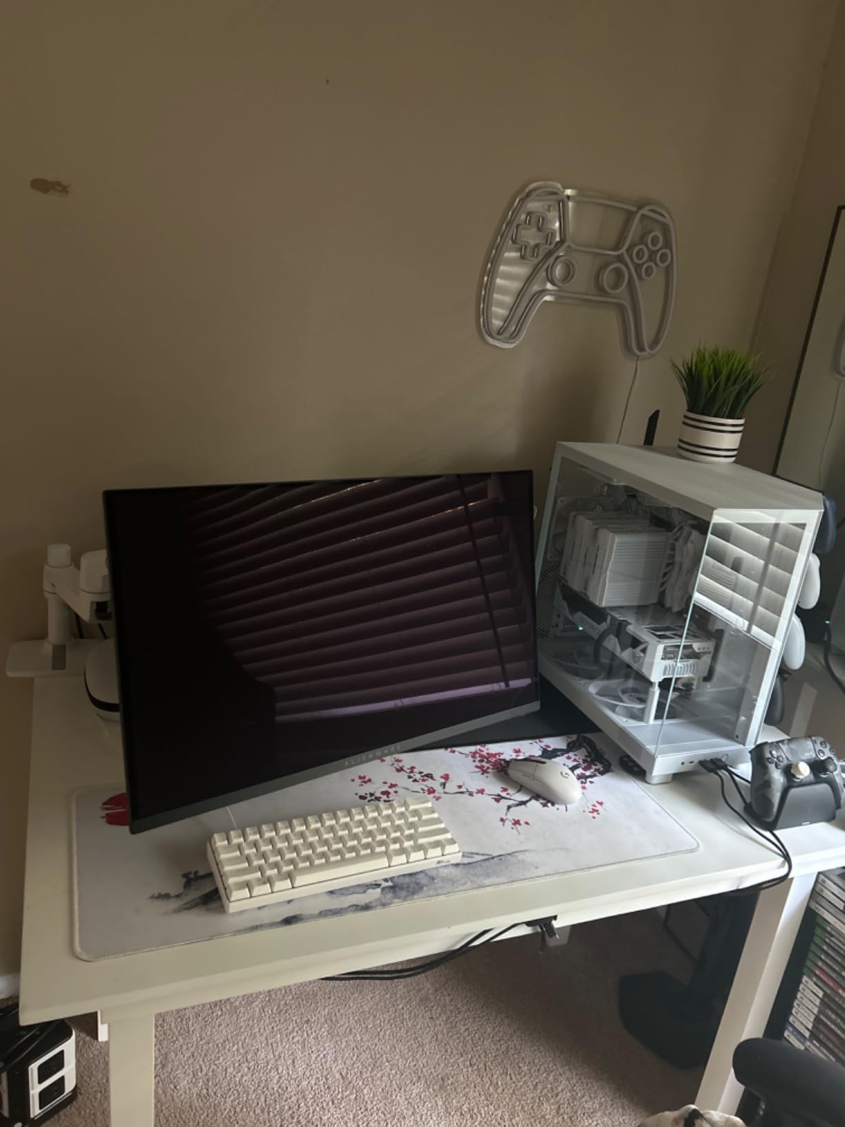 Ergotron LX Monitor Arm, Single Monitor Desk Mount fits Flat Curved Ultrawide Computer Monitors up to 34 Inches, 7 to 25 lbs, VESA 75x75mm or 100x100mm White customer photo 2
