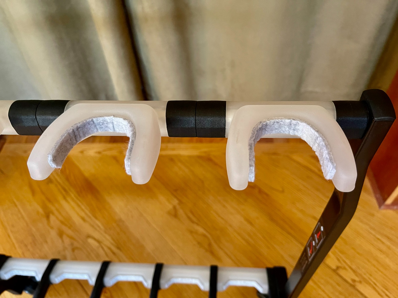 Konig & Meyer 17525.016.00 Guardian 5 Guitar Stand | Sturdy Holds Five Electric/Bass Guitars Rack-Style | Protective Supports | Space Saver customer photo 1