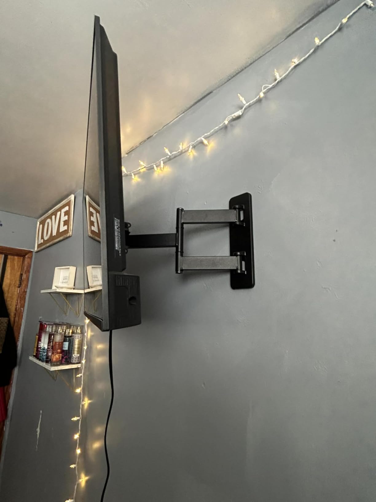 Amazon Basics Full Motion Articulating TV Wall Mount, with Swivel and Tilt, for 26