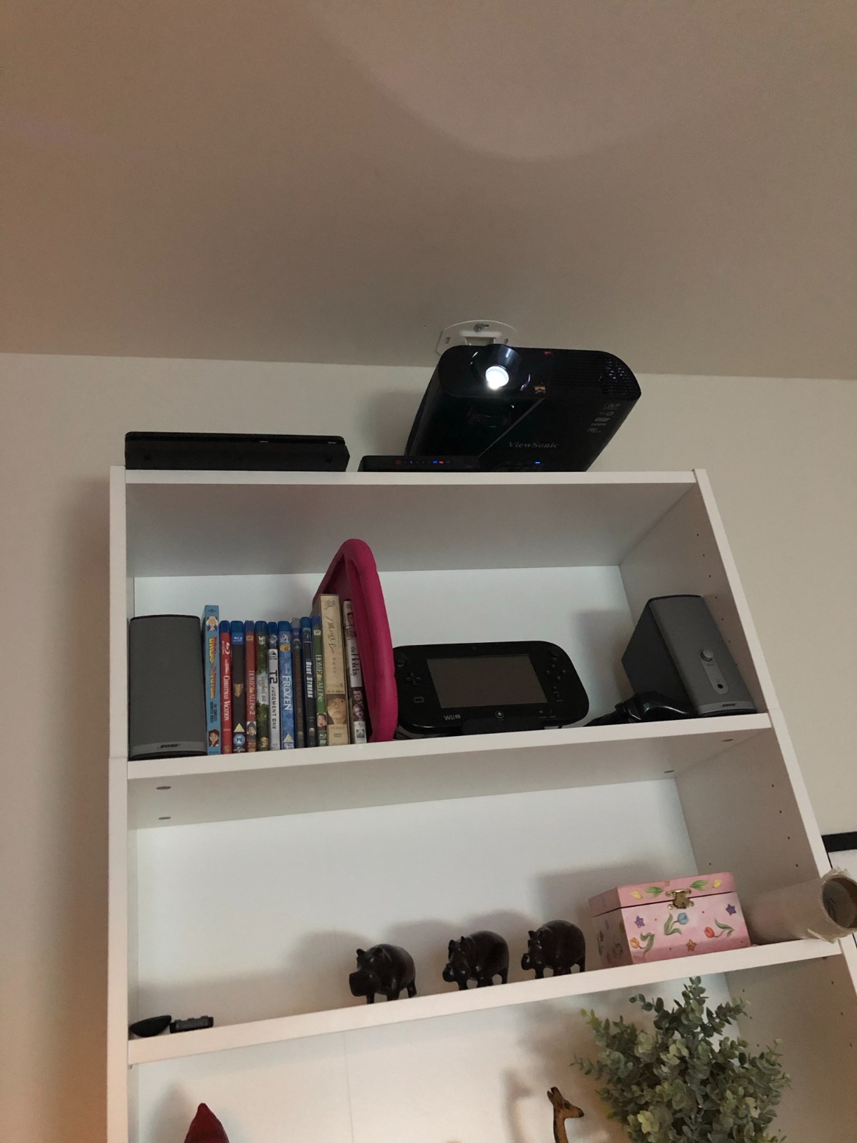 Mount-It! Low Profile Projector Ceiling Mount [30 lbs Capacity] Universal Bracket | 360 Full Motion Rotation with 30 Degree Tilt and Roll | 6 Inches High (White | Short) customer photo 1