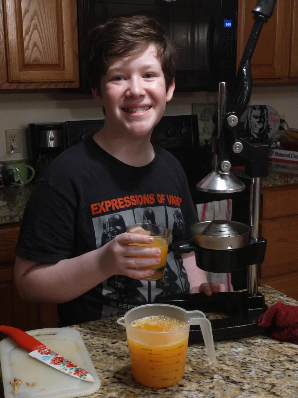 CO-Z Manual Citrus Juicer, Commercial Grade Cast Iron Orange Juicer, Professional Heavy Duty Juice Press with Removable Strainer, Manual Juice Extractor for Orange Lemon Pomegranate Citrus, Black customer photo 1