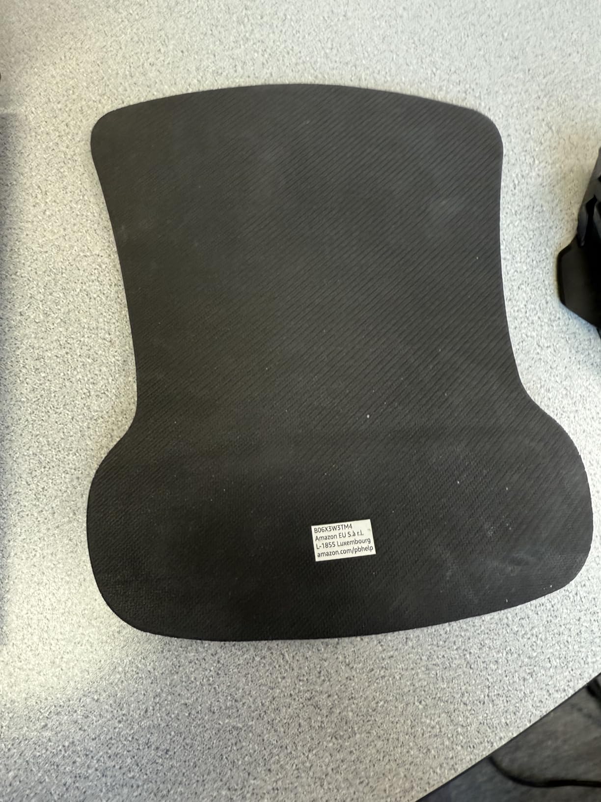 Amazon Basics Irregular Ergonomic Gel Computer Mouse Pad with Wrist Support for Pain Relief, Non-Slip, 10.1L x 8.1W inches, Black customer photo 2