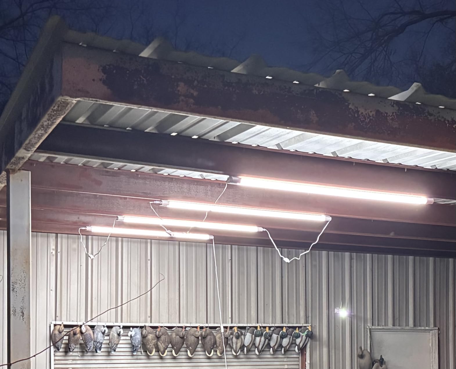 hykolity 4 Pack Linkable LED Shop Light, 4FT 42W [250W Equivalent], 4400lm, 5000K Daylight, with Plug, Utility Light Fixture, Hanging or Surface Mount, White customer photo 1