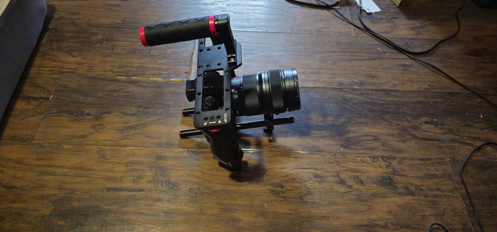 NEEWER Camera Video Cage Film Movie Making Kit, Aluminum Alloy with Top Handle, Dual Hand Grip, Two 15mm Rods, Compatible with Canon Sony Fujifilm Nikon DSLR Camera and Camcorder (Black + Red) customer photo 2