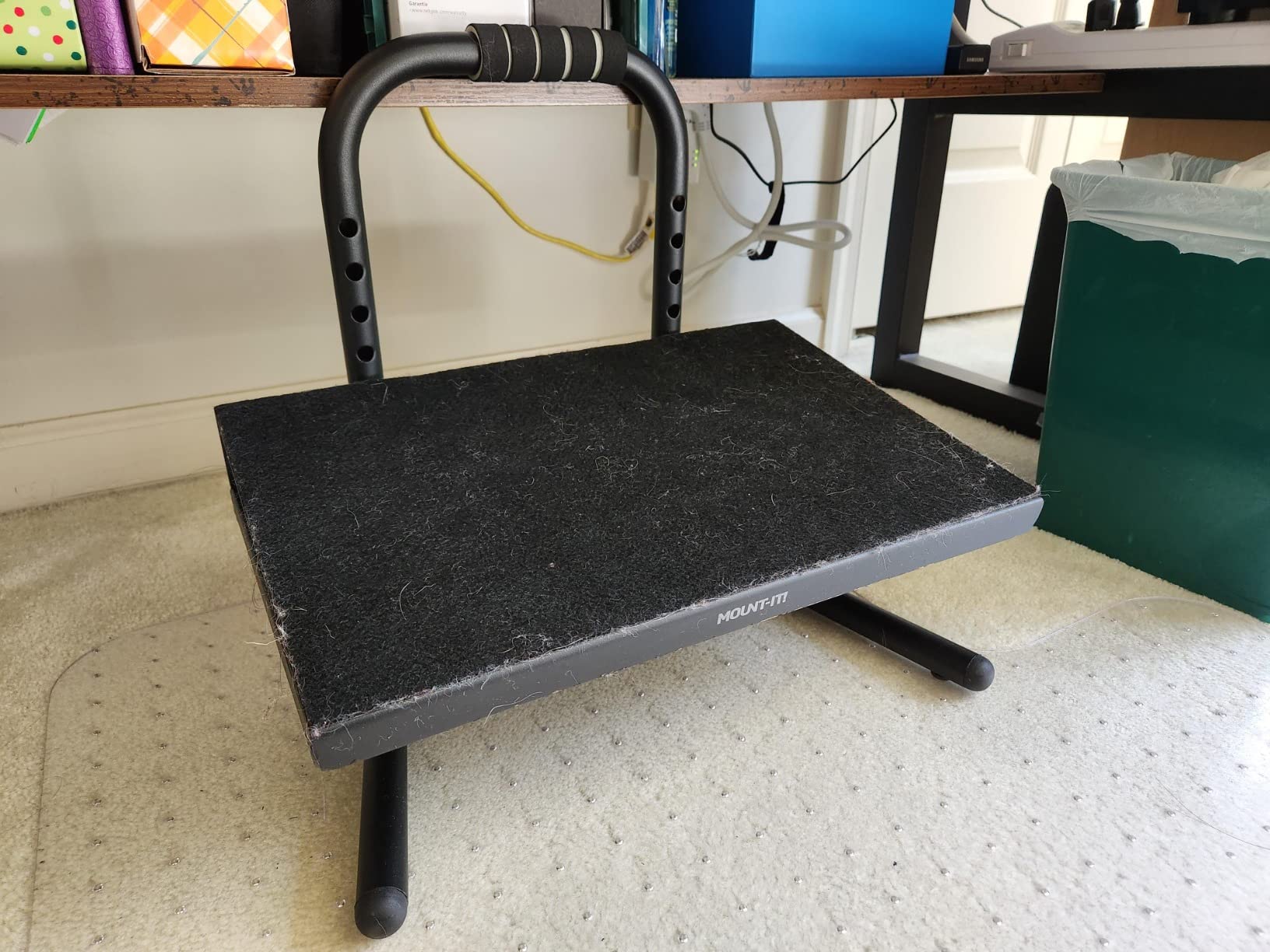 Mount-It! Height Adjustable Foot Rest for Standing and Sitting, Freestanding Under The Desk Footrest with Handle and Six Height Settings, Anti-Slip Padded Surface customer photo 1