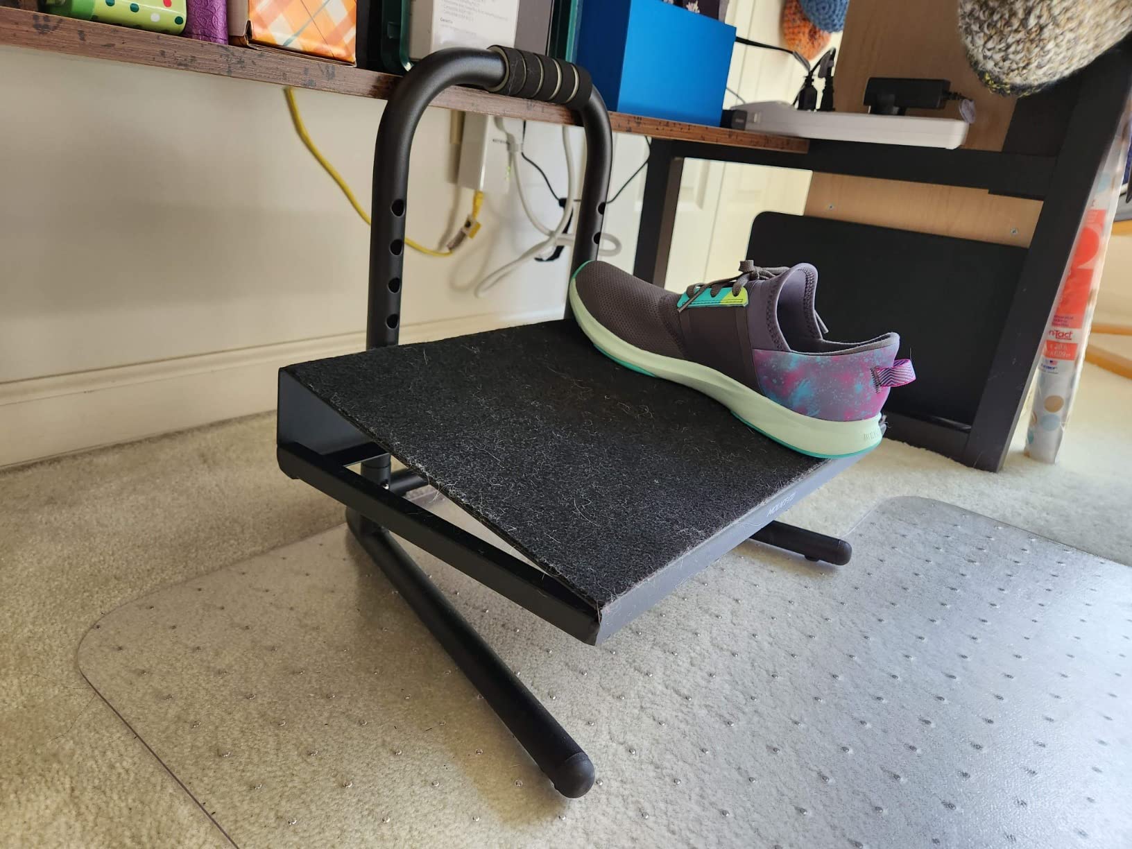 Mount-It! Height Adjustable Foot Rest for Standing and Sitting, Freestanding Under The Desk Footrest with Handle and Six Height Settings, Anti-Slip Padded Surface customer photo 2
