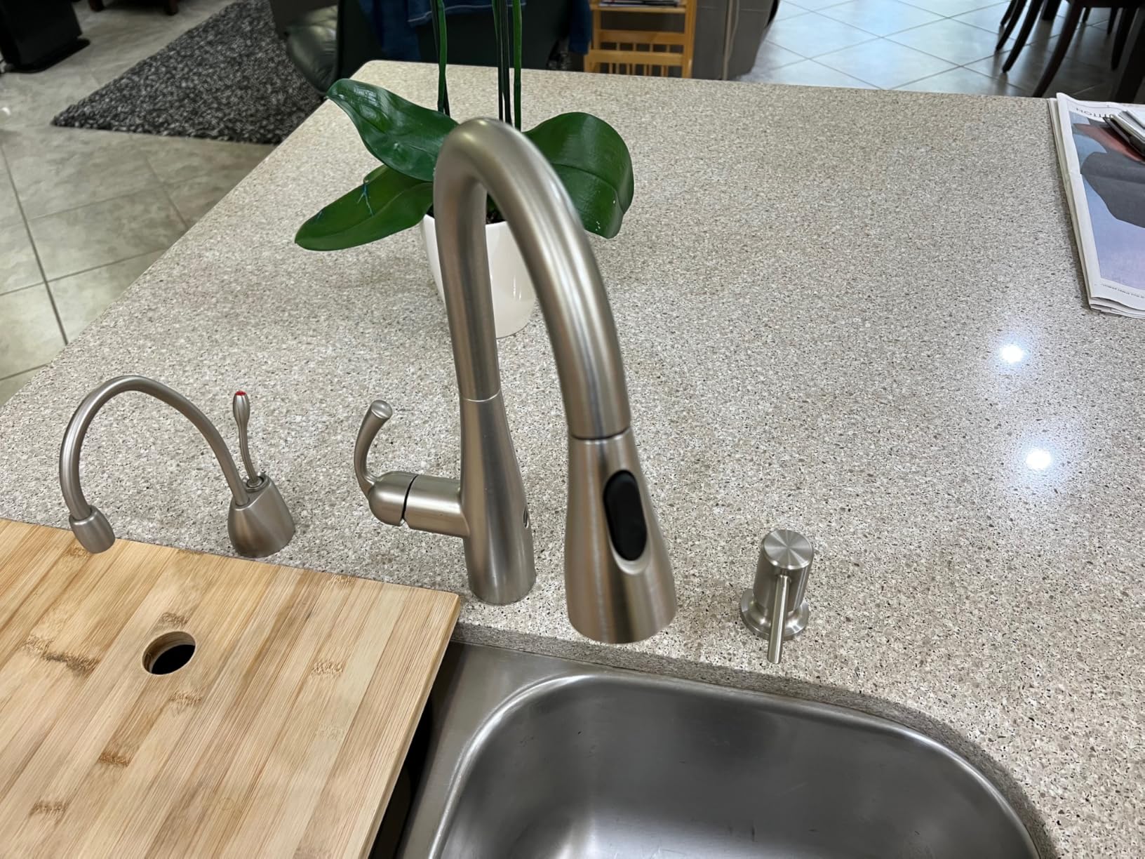 Moen Essie Spot Resist Stainless MotionSense Wave One-Handle Touchless Kitchen Faucet with Pulldown Sprayer and Soap Dispenser, 87014EWSRS customer photo 1