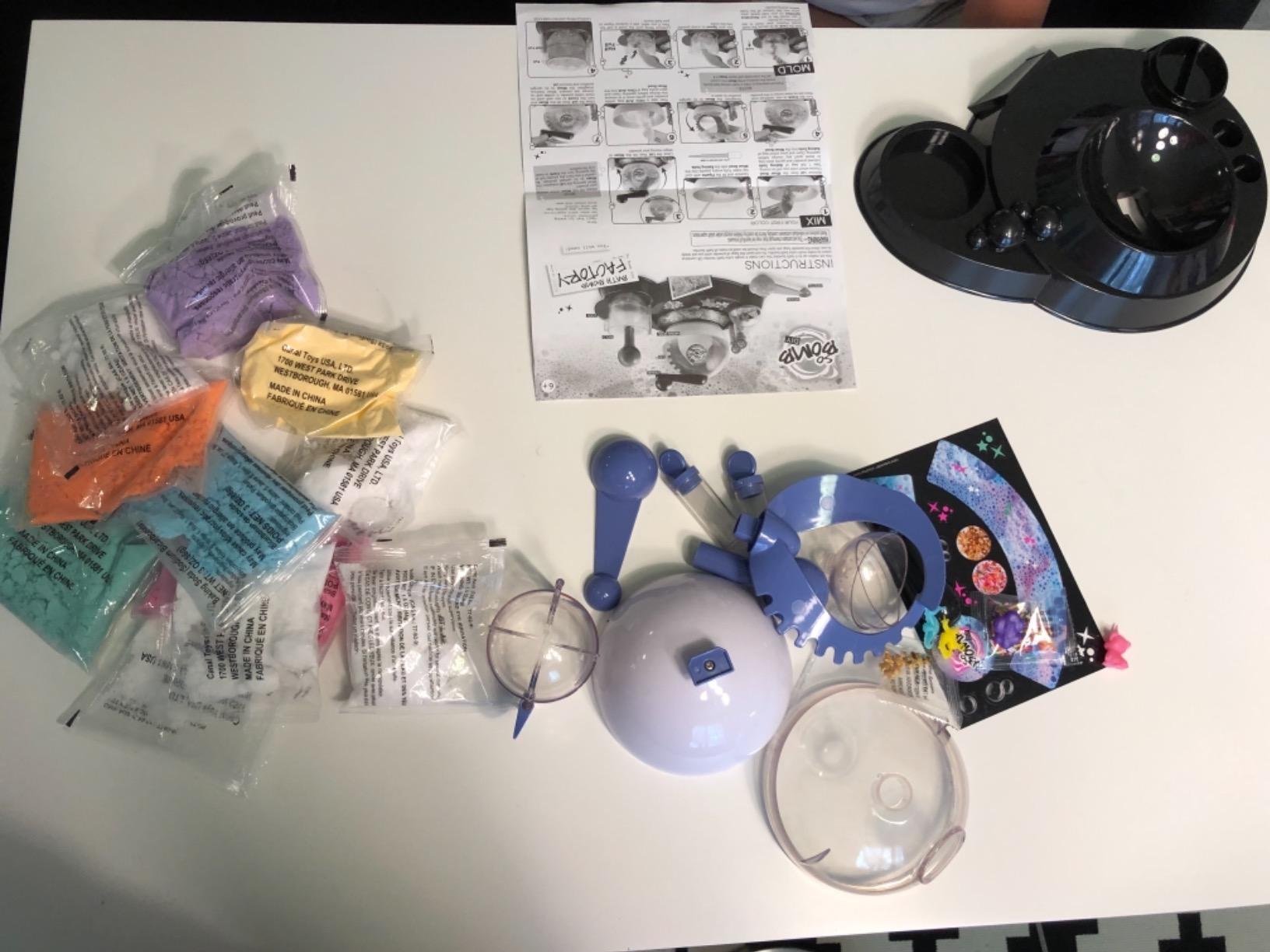 Canal Toys So Bomb DIY - Bath Bomb Factory, Makes 6 Bath Bombs, 4 Surprise Figures, Just Add Water customer photo 1