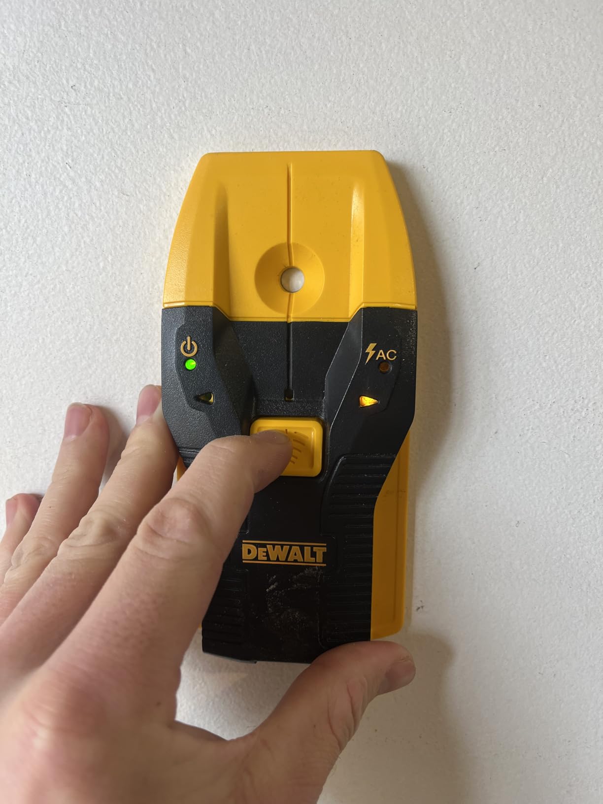 DEWALT Stud Finder, 3/4, Locate Framing Studs Efficiently with LED Arrows, Ideal for Wood and Metal, AAA Batteries Included (DW0100) customer photo 1