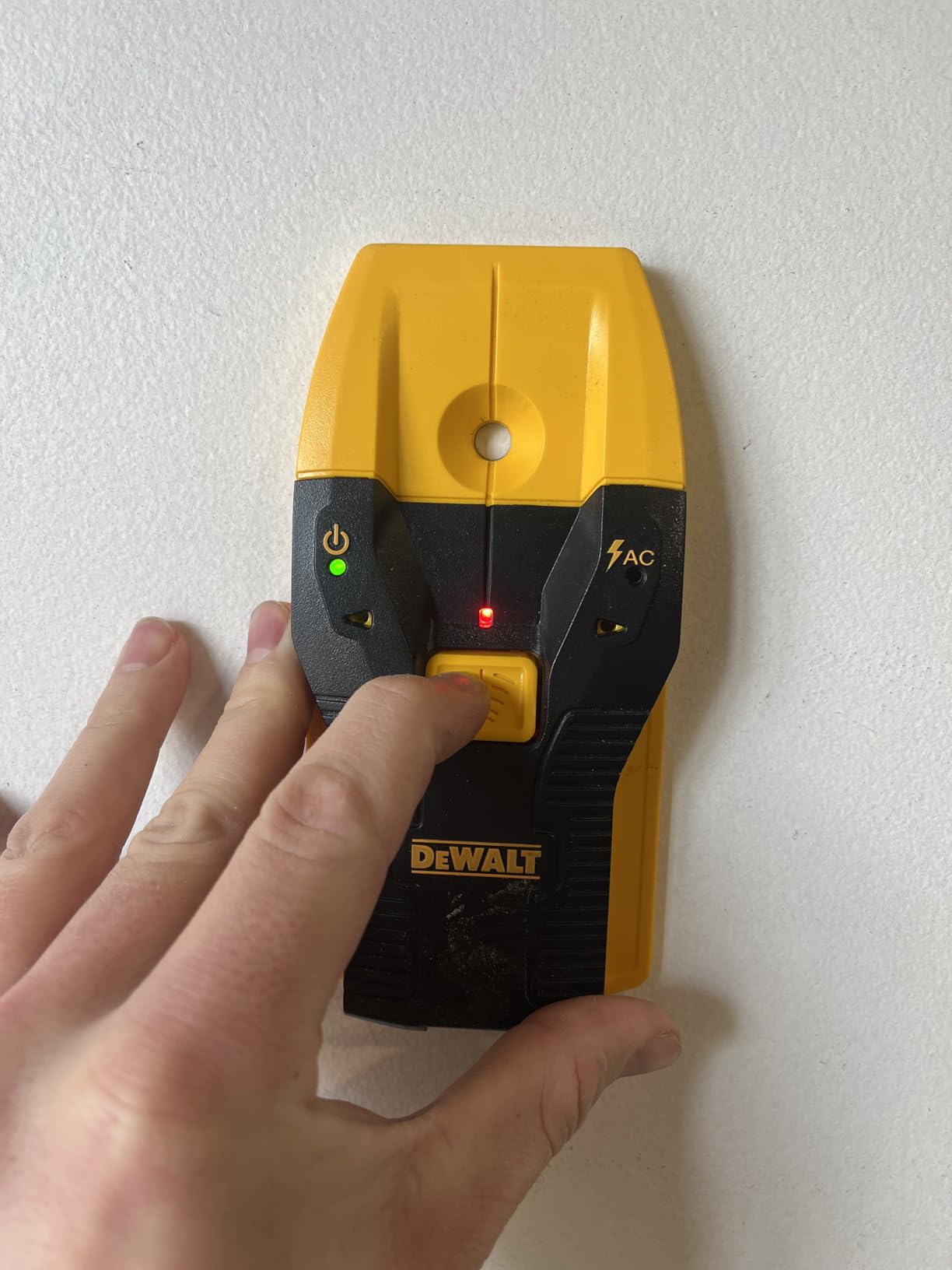DEWALT Stud Finder, 3/4, Locate Framing Studs Efficiently with LED Arrows, Ideal for Wood and Metal, AAA Batteries Included (DW0100) customer photo 2