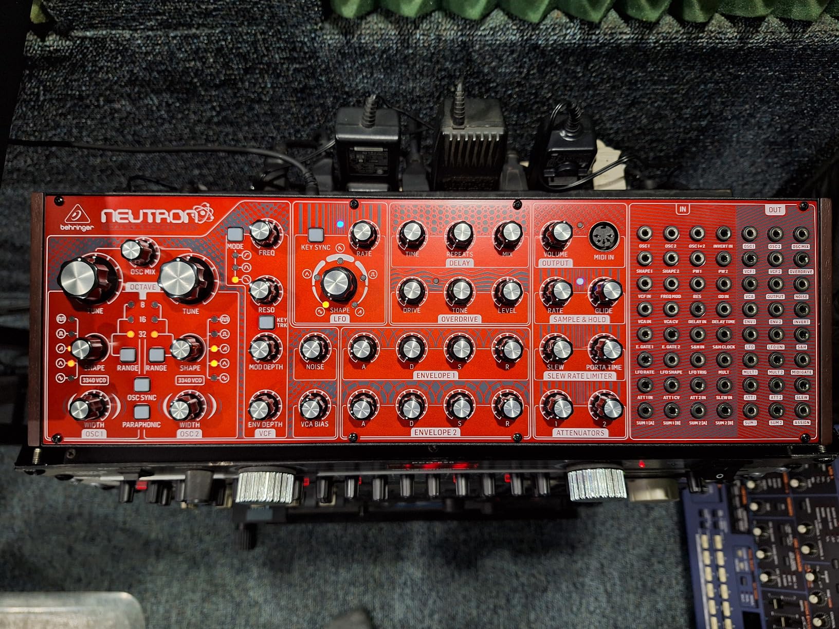 Behringer Neutron Semi-Modular Analog Synthesizer with Paraphonic Dual VCO, Multi-Mode VCF, VCA, LFO, EG, Delay and Reverb Effects customer photo 1
