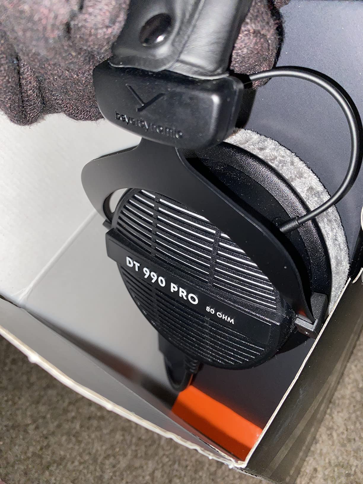 beyerdynamic DT 990 PRO, 80 Ohm, Open Back, Over Ear, Wired Professional Studio Headphones, Gaming, Podcast, Audiophile, Mixing, 3m Straight Cable, Black with Gray Velour Ear Pads customer photo 2