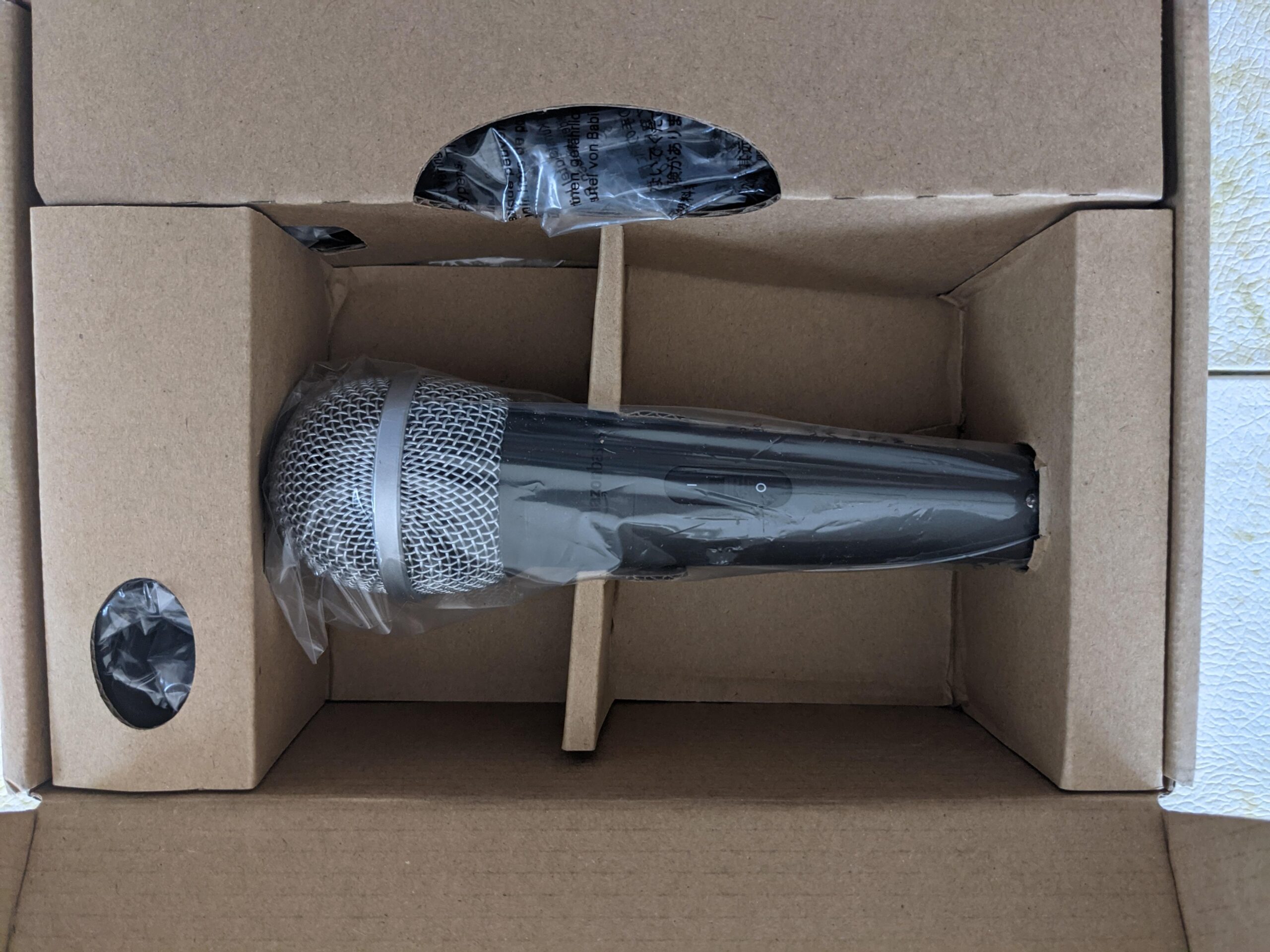 Amazon Basics Dynamic Vocal Microphone with Cable for Podcasting, Recording, Broadcasting, Live Performance, Karaoke, Cardioid Pattern customer photo 2