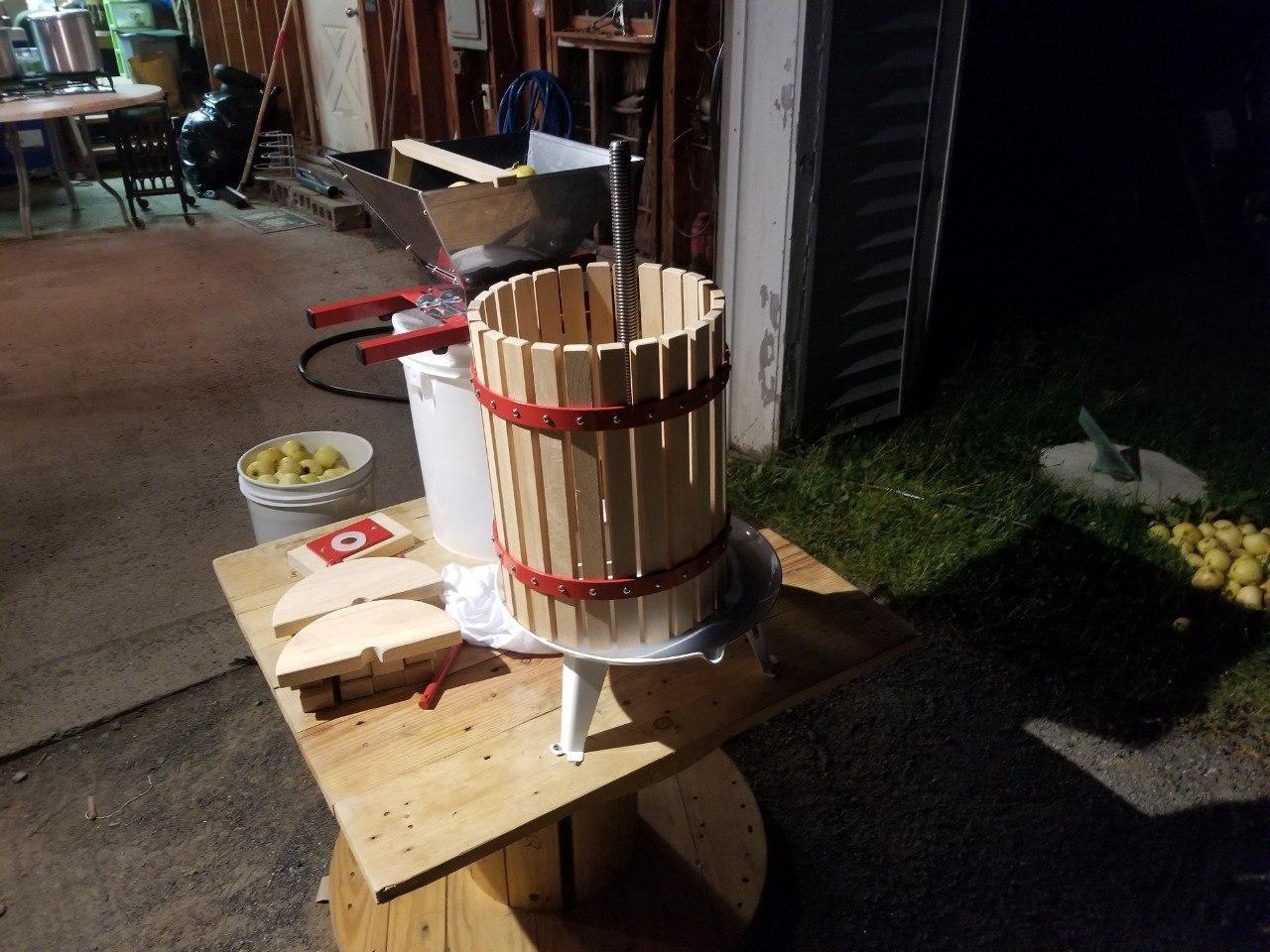 EJWOX 1.6 Gallon Fruit and Wine Press, Manual Cider Juice Maker with Solid Beech Wood Basket & Heavy-Duty Stand for Apples, Grapes, Berries customer photo 1