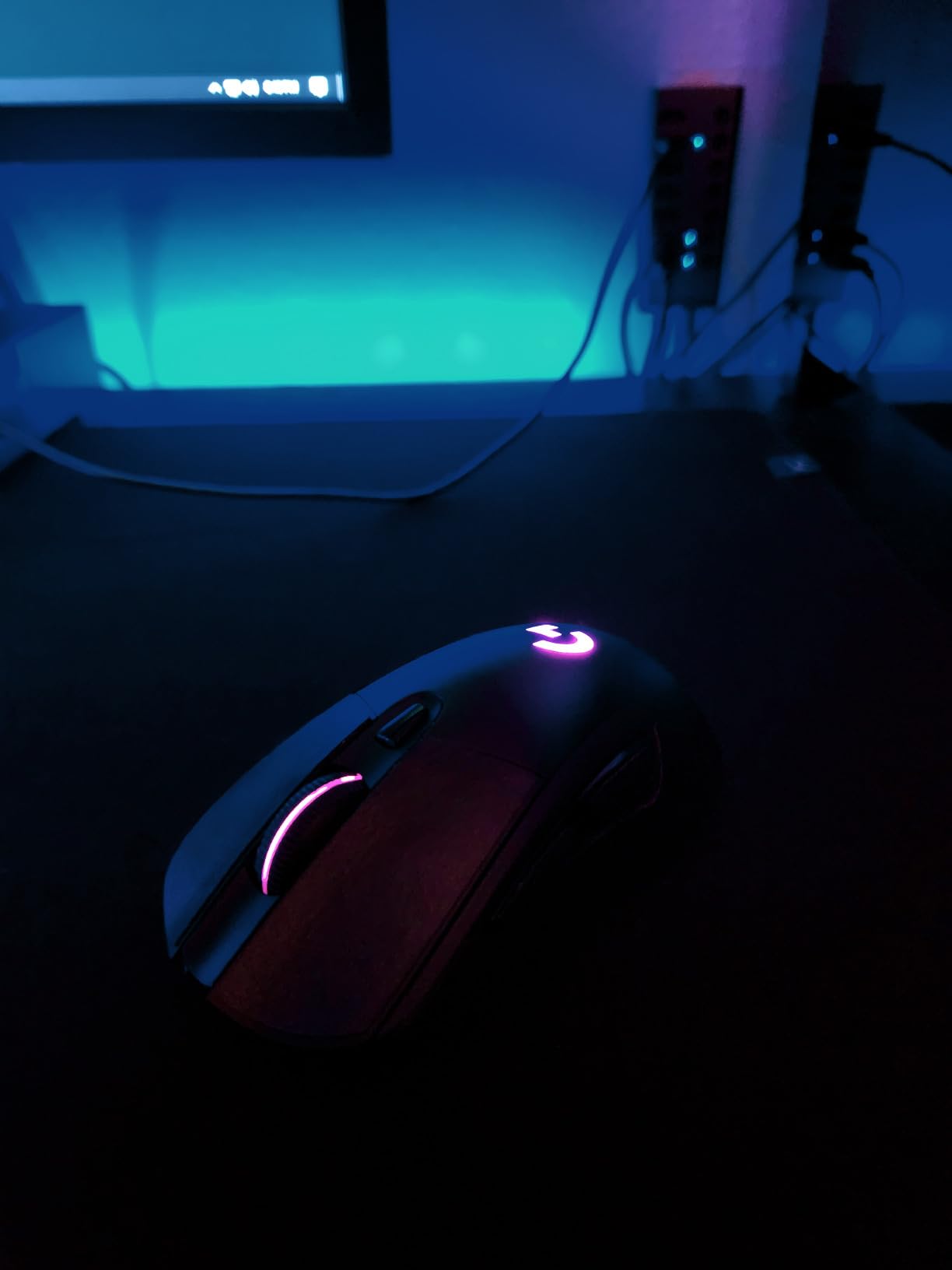 Logitech G703 Lightspeed Wireless Gaming Mouse W/Hero 25K Sensor, PowerPlay Compatible, Lightsync RGB, Lightweight 95G+10G Optional, 100-25, 600 DPI, Rubber Side Grips - Black customer photo 2