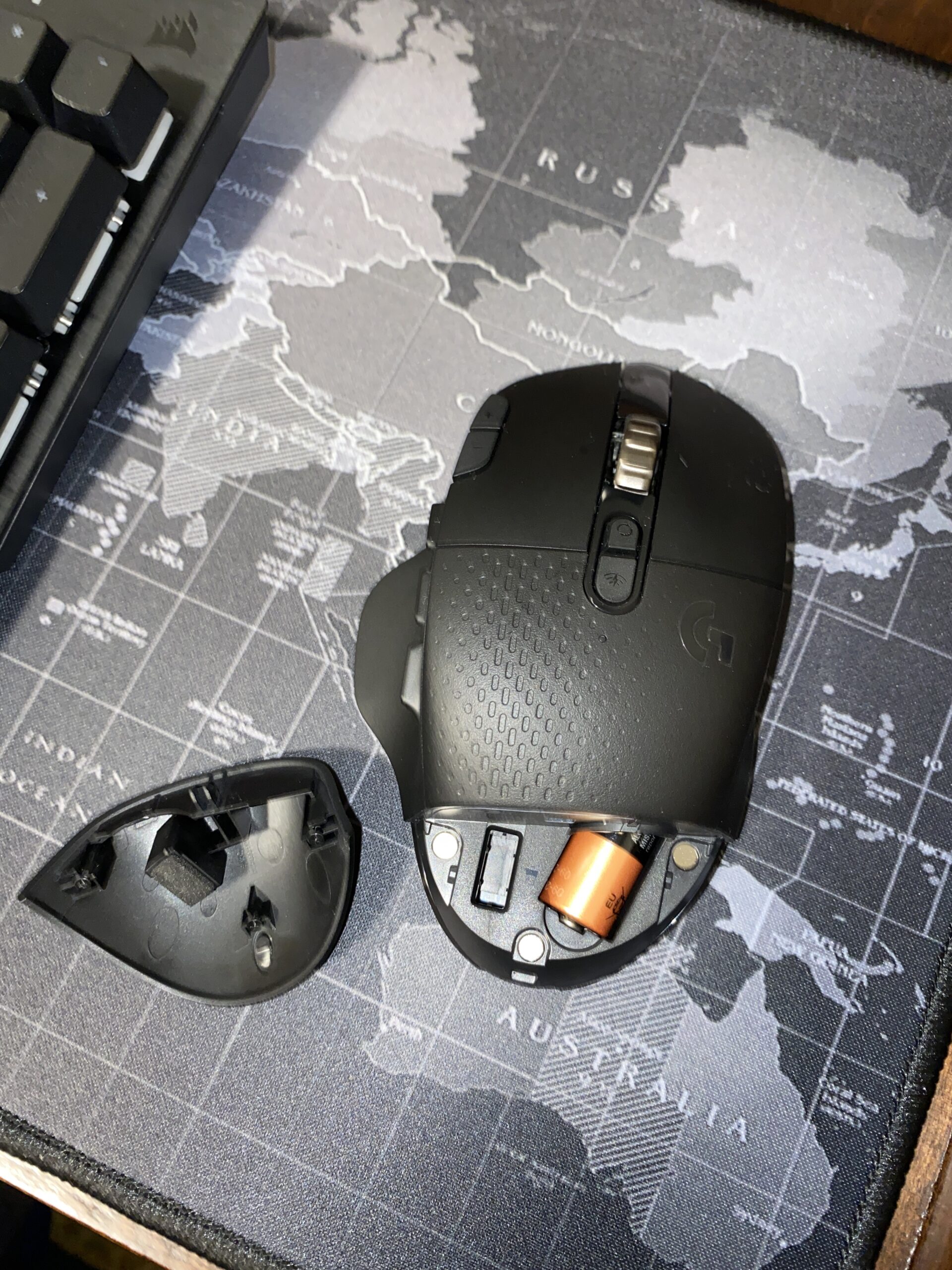 Logitech G604 Lightspeed Wireless Gaming Mouse with 15 programmable Controls, up to 240 Hour Battery Life, Dual Wireless connectivity Modes, Hyper-Fast Scroll Wheel - Black customer photo 1
