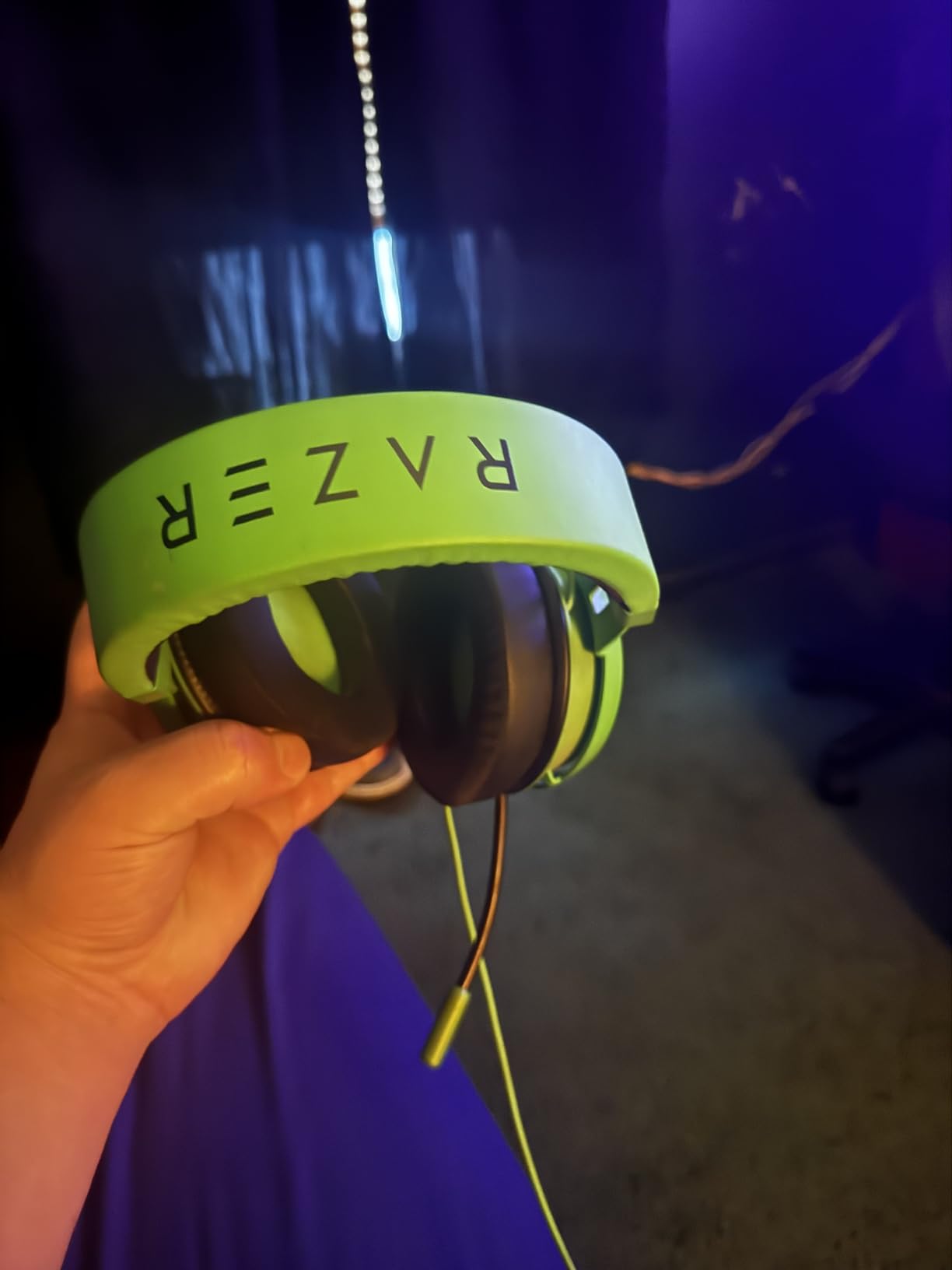 Razer Kraken Gaming Headset: Lightweight Aluminum Frame - Retractable Noise Isolating Microphone - for PC, PS4, PS5, Switch, Xbox One, Xbox Series X & S, Mobile - 3.5 mm Headphone Jack - Black/Blue customer photo 2