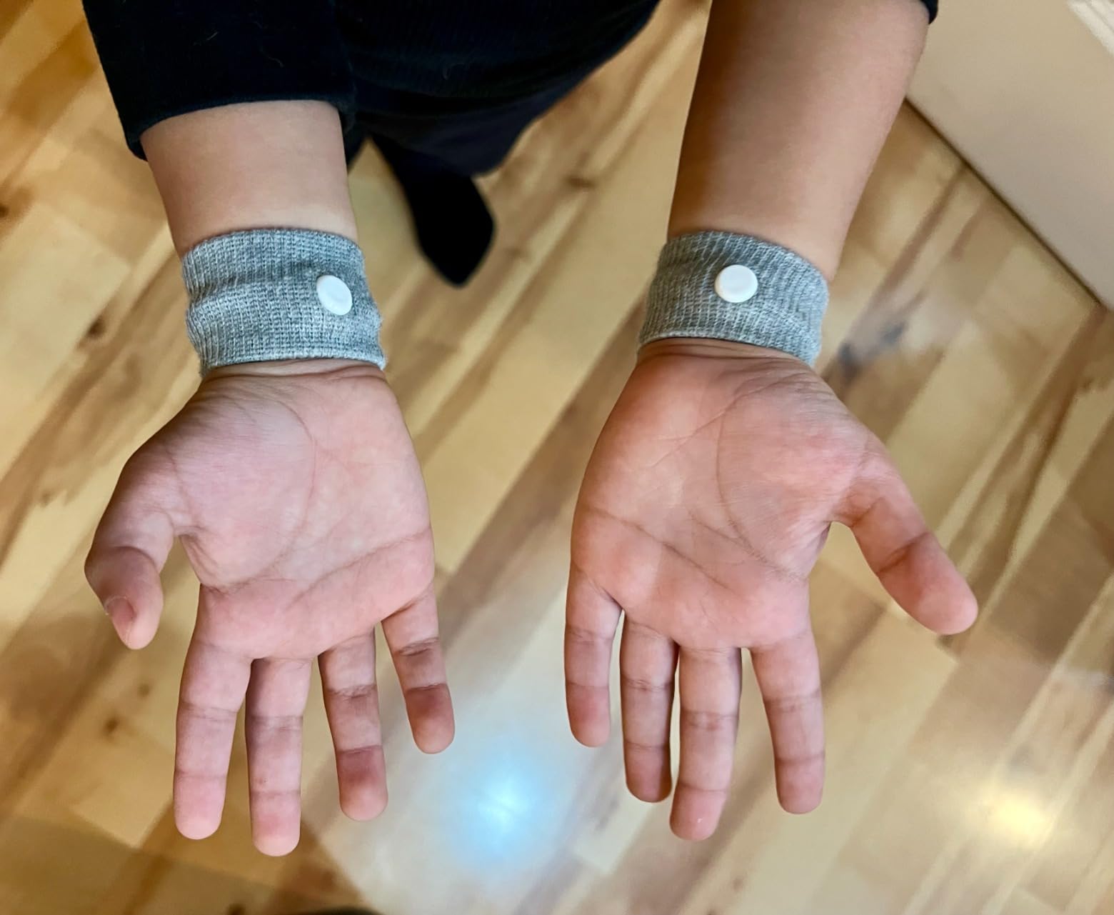 LYJEE Motion Sickness Bracelets for Adults and Kids: Motion Sickness Bands Nausea Relief for Pregnant Women - Natural Acupressure Anti Nausea Wristband Relief for Car Cruise Air Travel Sickness customer photo 1