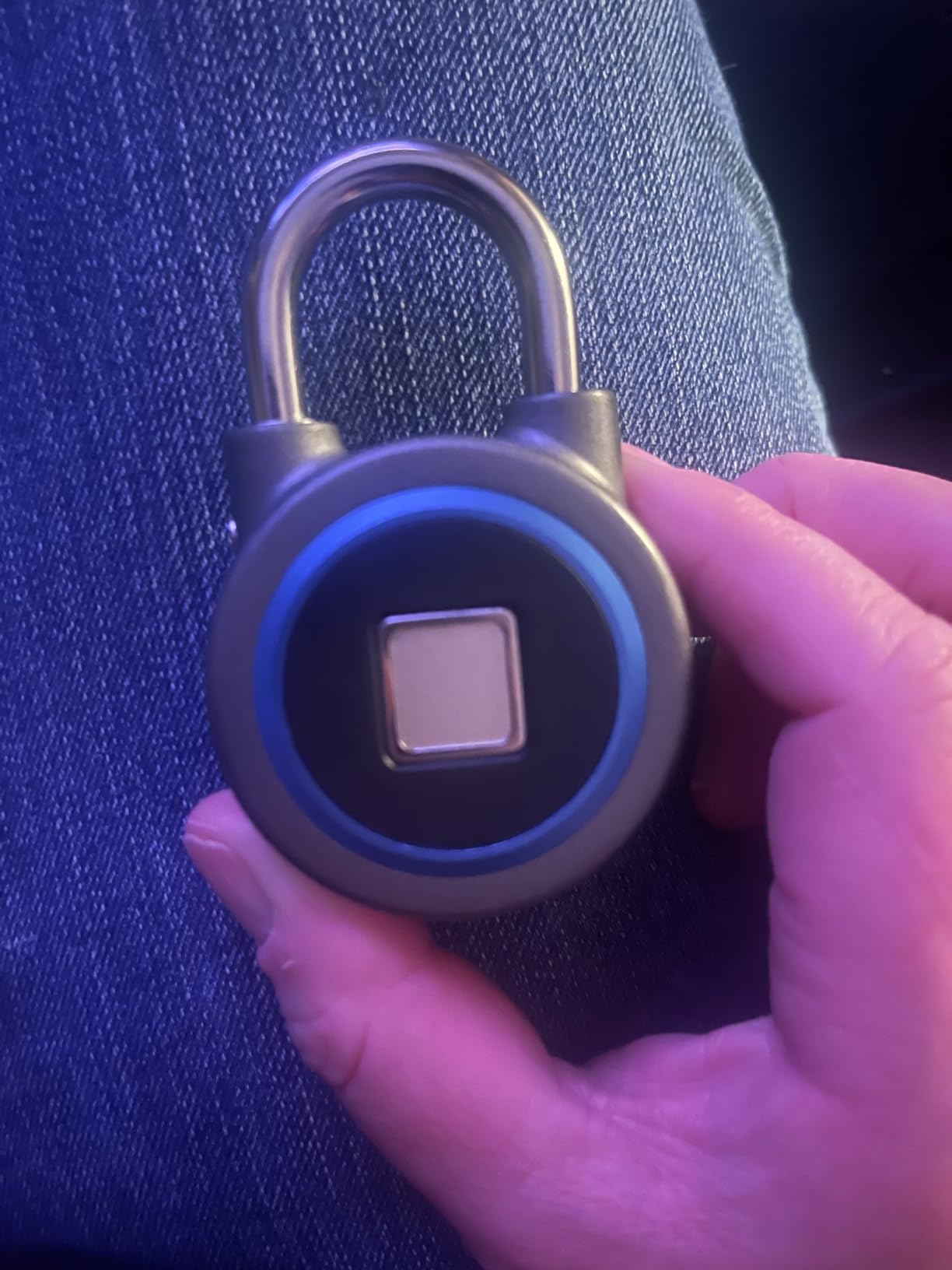 Fingerprint Padlock, Bluetooth Lock, Mobile APP, MEGAFEIS Smart Padlock with Keyless Biometric, Water Resistant, Suitable for Gym, Sports, Bike, School, Fence and Storage(Blue) customer photo 2