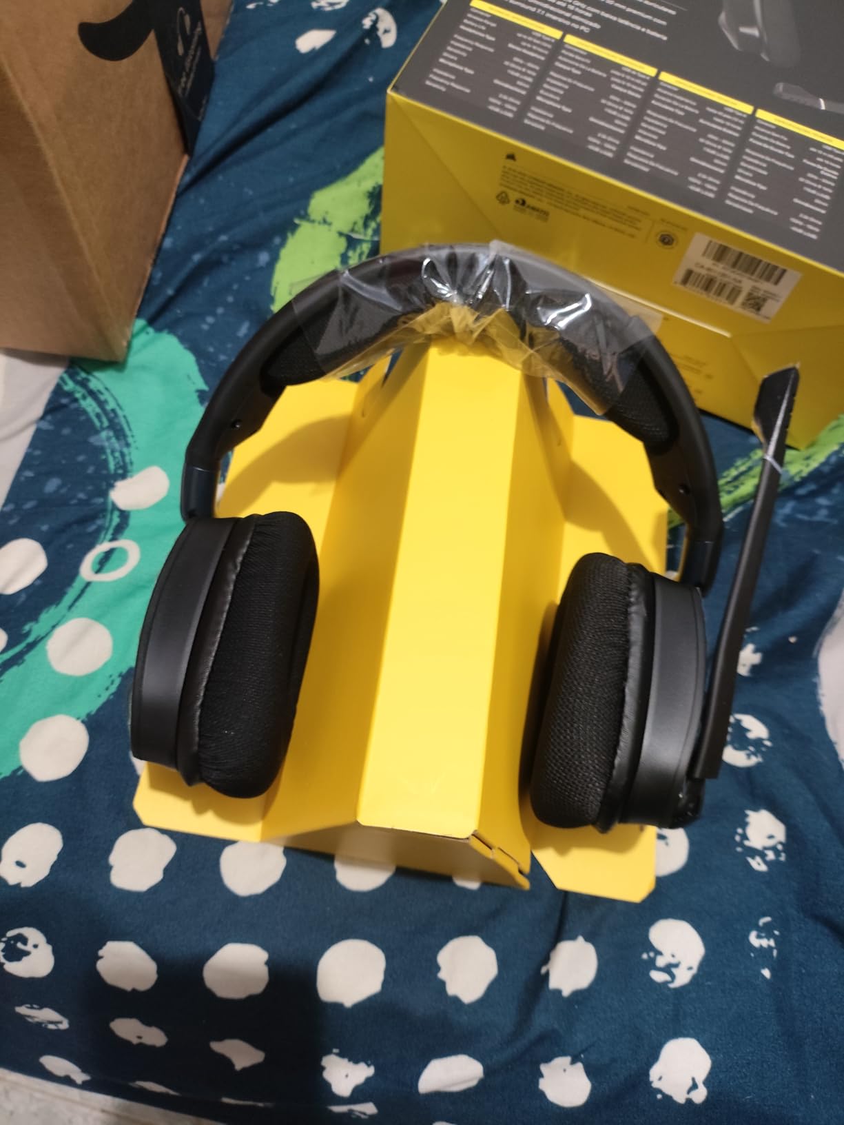 Corsair Void RGB Elite Wireless Gaming Headset - 7.1 Surround Sound - Omni-Directional Microphone - Microfiber Mesh Earpads - Up to 40ft Range - iCUE Compatible - PC, Mac, PS5, PS4 - White customer photo 1