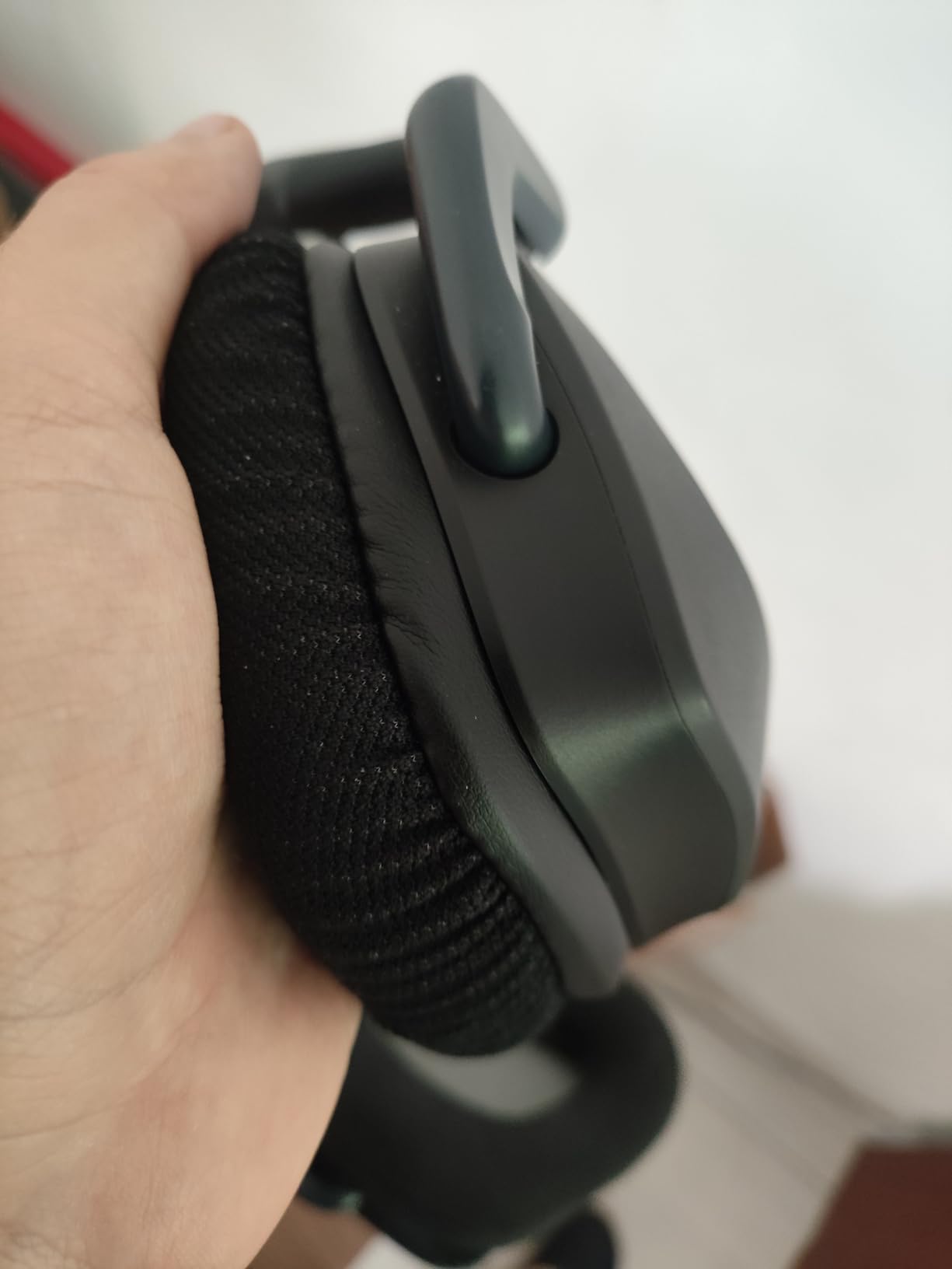 Corsair Void RGB Elite Wireless Gaming Headset - 7.1 Surround Sound - Omni-Directional Microphone - Microfiber Mesh Earpads - Up to 40ft Range - iCUE Compatible - PC, Mac, PS5, PS4 - White customer photo 2