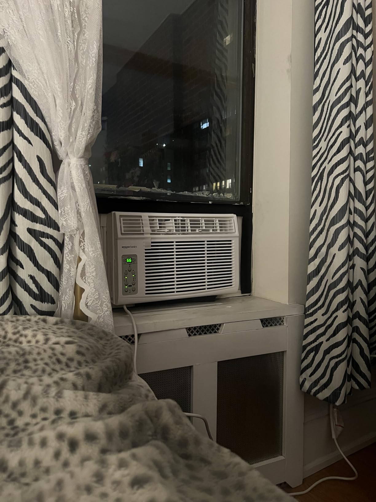 Amazon Basics 6000-BTU Window Air Conditioner with Quiet Operation, Up to 250 Sqf, Cool and Fan Functions, Washable Filter, Adjustable Window Kit, Digital Temperature Display, Remote Control, White customer photo 1