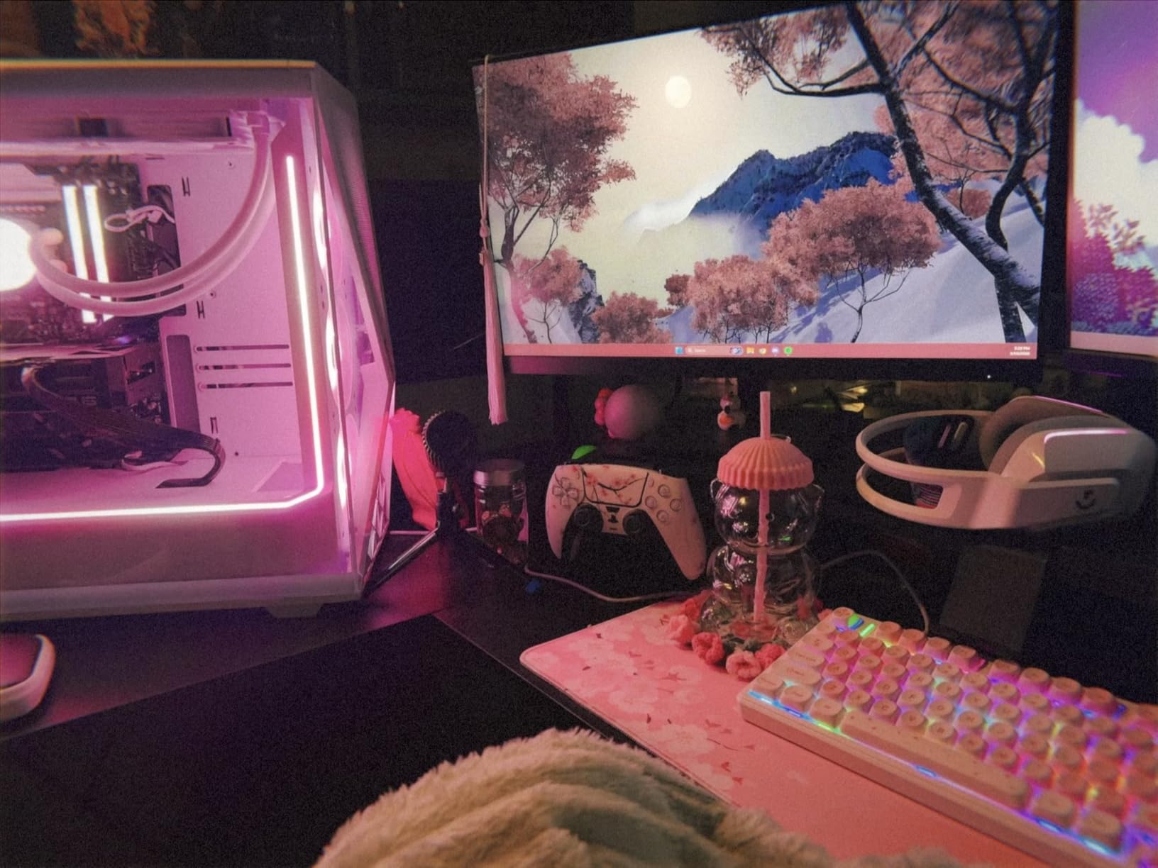 Logitech G733 Lightspeed Wireless Gaming Headset with Suspension Headband, LIGHTSYNC RGB, Blue VO!CE mic Technology and PRO-G Audio Drivers - White customer photo 1
