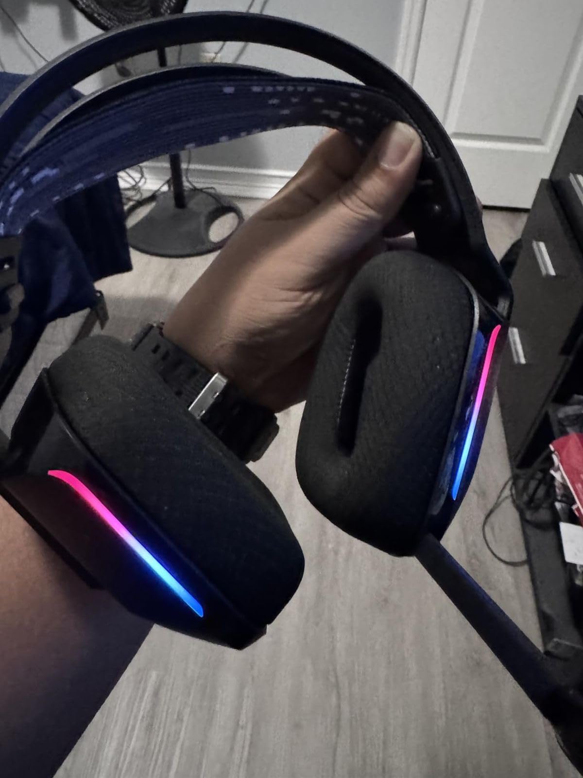 Logitech G733 Lightspeed Wireless Gaming Headset with Suspension Headband, LIGHTSYNC RGB, Blue VO!CE mic Technology and PRO-G Audio Drivers - White customer photo 2