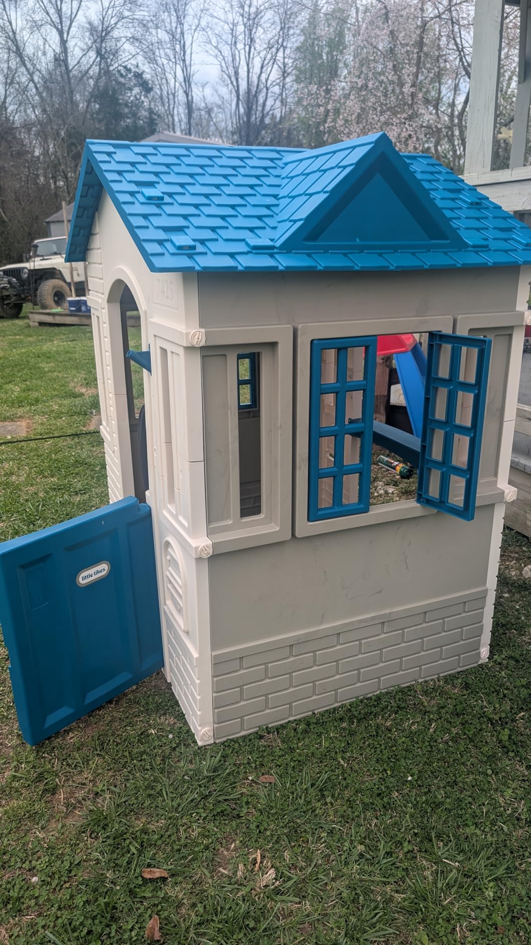 Little Tikes Cape Cottage Playhouse - Blue Large customer photo 1
