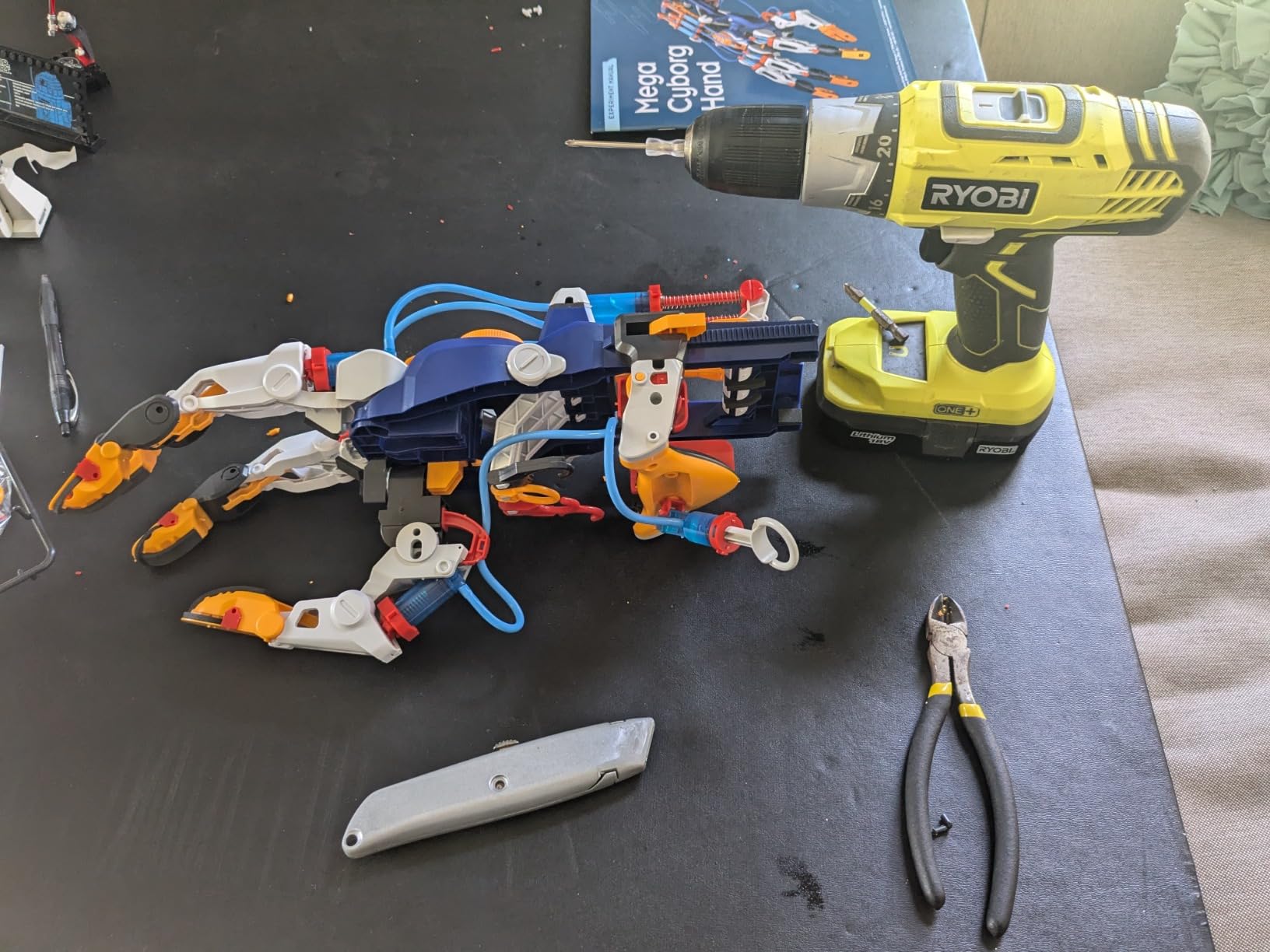 Thames & Kosmos Mega Cyborg Hand STEM Experiment Kit | Build Your Own GIANT Hydraulic Amazing Gripping Capabilities, Learn Pneumatic Systems customer photo 2