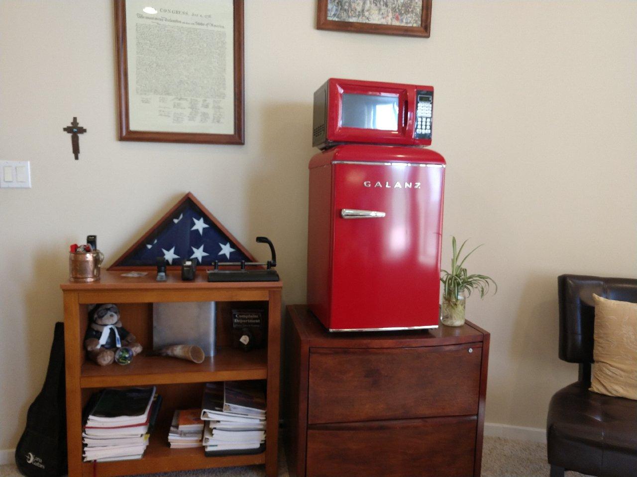 Galanz GLR25MRDR10 Retro Compact Refrigerator, Mini Fridge with Single Doors, Adjustable Mechanical Thermostat with Chiller, Red, 2.5 Cu Ft customer photo 1