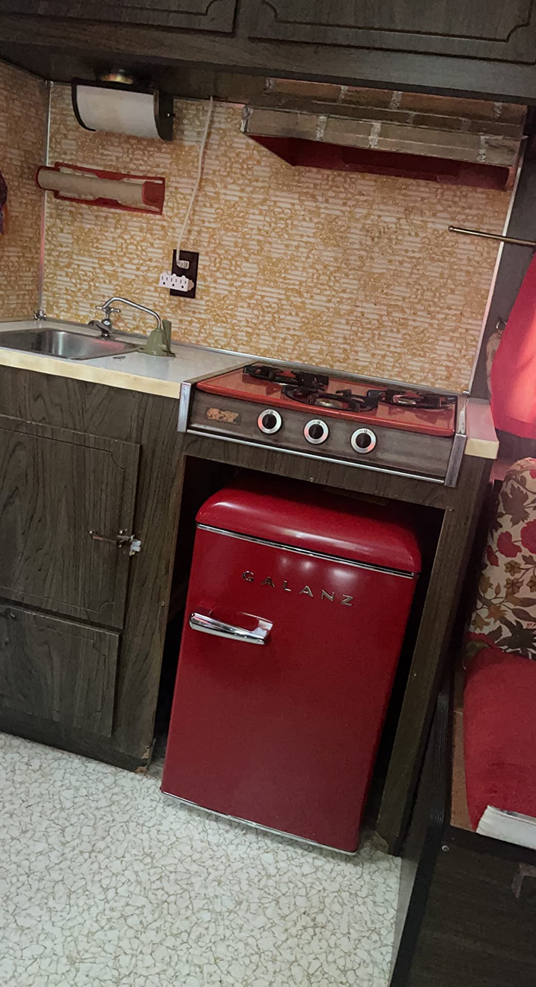 Galanz GLR25MRDR10 Retro Compact Refrigerator, Mini Fridge with Single Doors, Adjustable Mechanical Thermostat with Chiller, Red, 2.5 Cu Ft customer photo 2