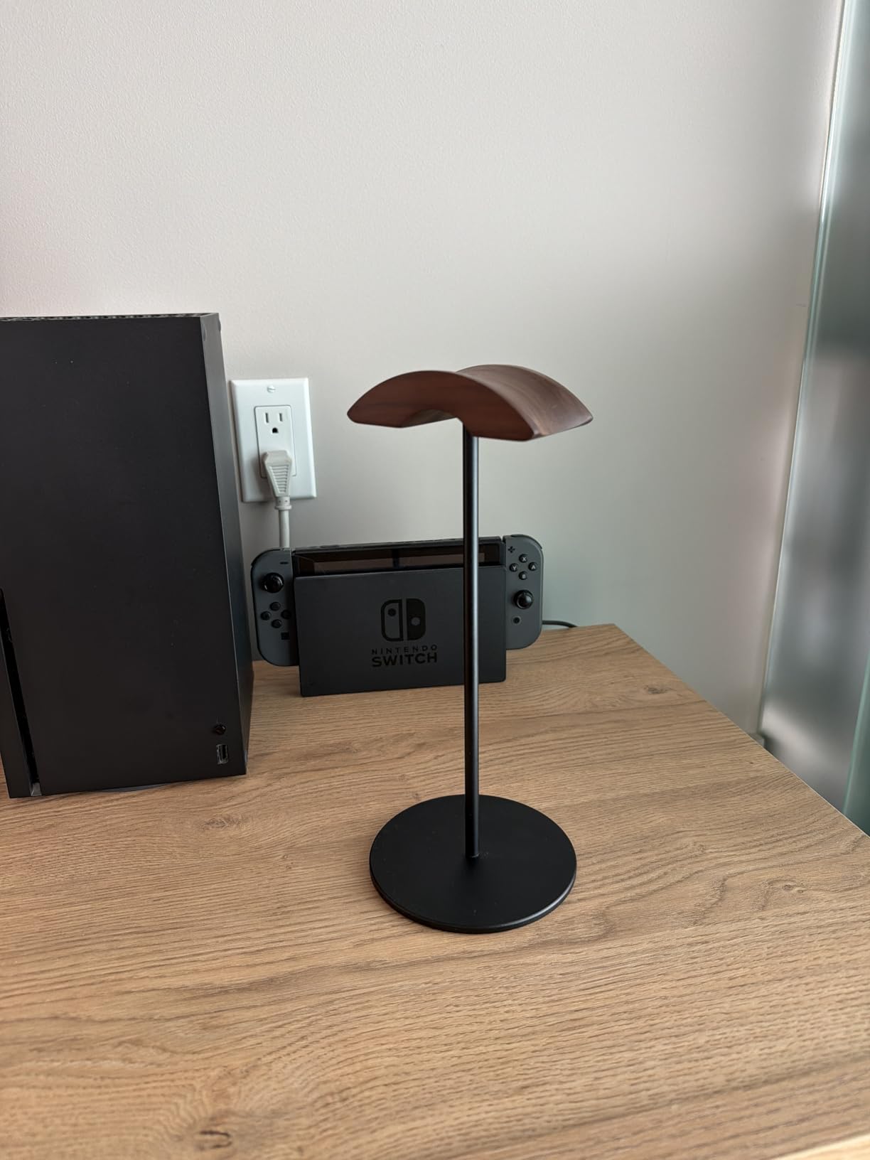 Headphone Stand, Walnut Wood & Aluminum Headset Stand, Nature Walnut Gaming Headset Holder with Solid Heavy Base for All Headphone Sizes (Black) customer photo 1