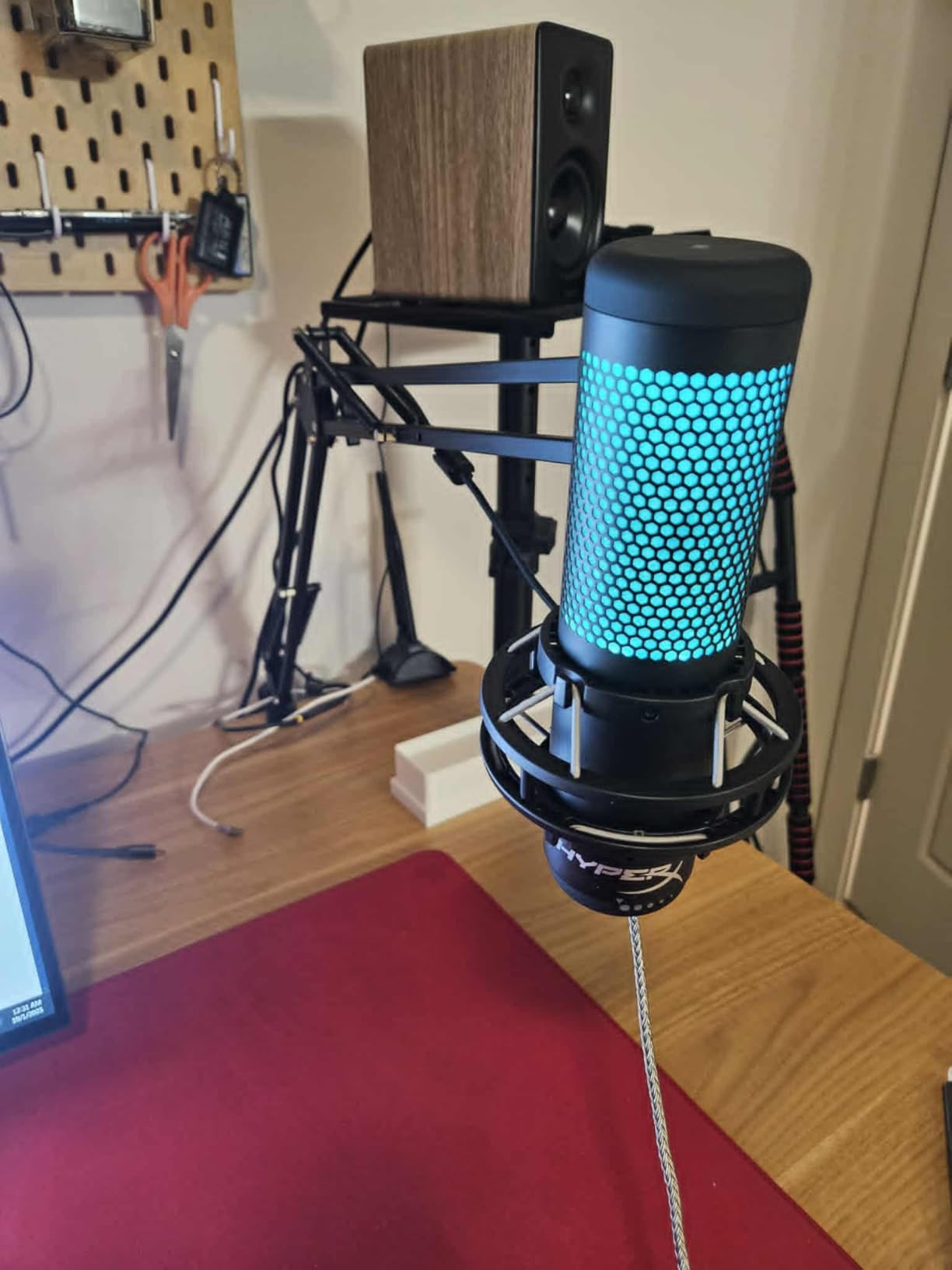 HyperX QuadCast S - RGB USB Condenser Microphone for PC, PS4, PS5 and Mac, Anti-Vibration Shock Mount, 4 Polar Patterns, Pop Filter, Gain Control, Gaming, Streaming, Podcasts, Twitch, YouTube, Discord customer photo 1