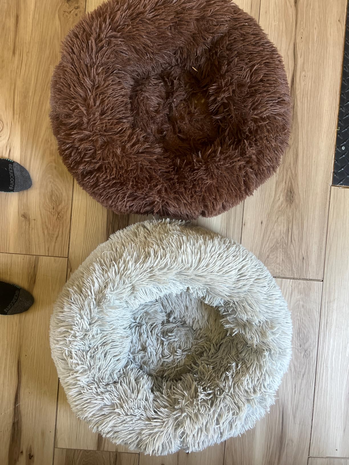 BODISEINT Faux Fur Dog Bed, Shag Round Anti-Anxiety Pet Calming Doughnut Cuddler for Medium Large Puppy Dog Cat Kennel Cushion - Self Warming (28'' D x 8