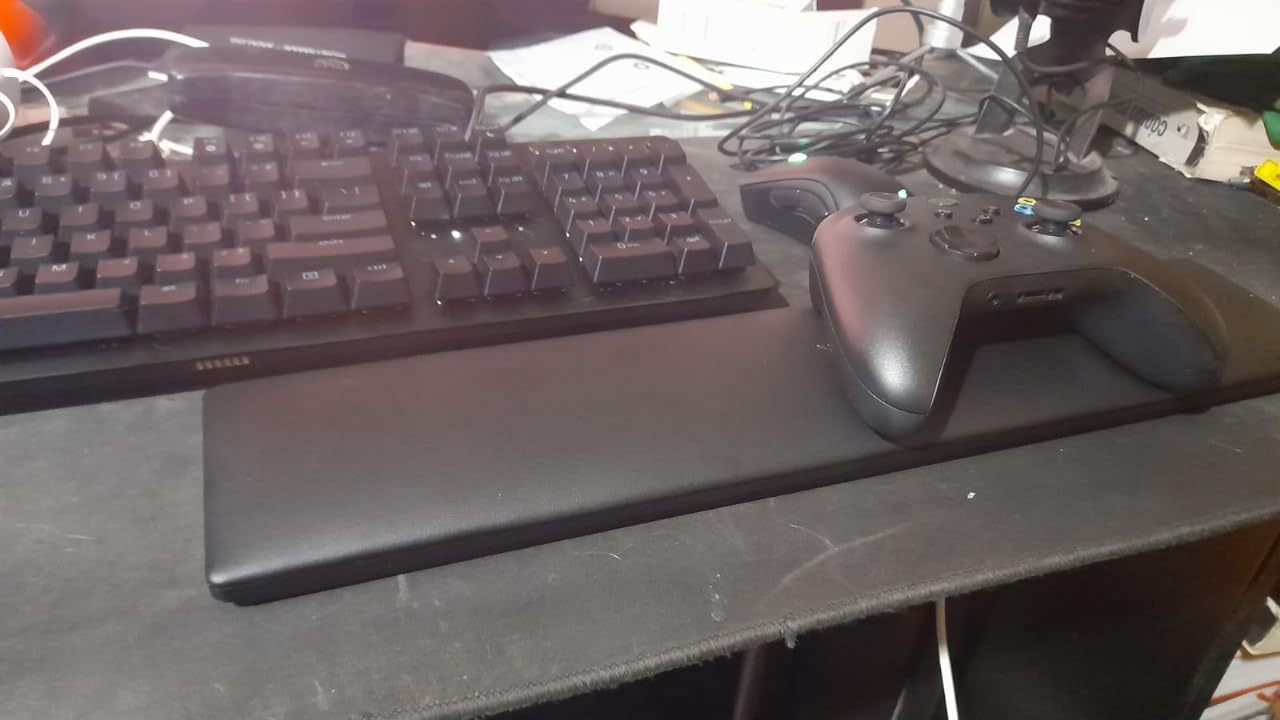 Razer Huntsman V2 Analog Gaming Keyboard: Adjustable Actuation via Analog Optical Switches - Rapid Trigger Mode - Chroma RGB Lighting - Magnetic Wrist Rest - Dedicated Media Keys & Dial - Black customer photo 2